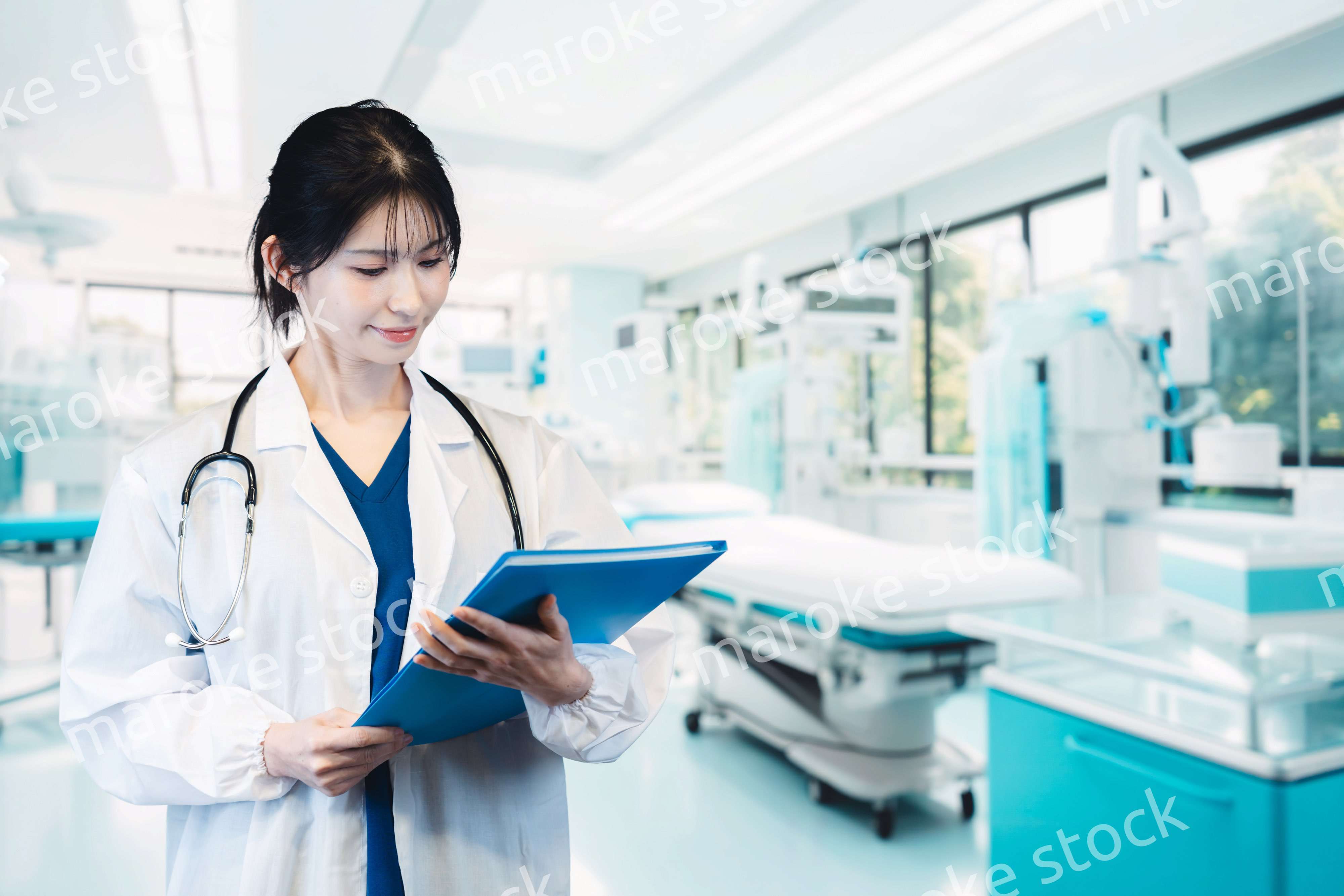 笑顔の女性ドクター