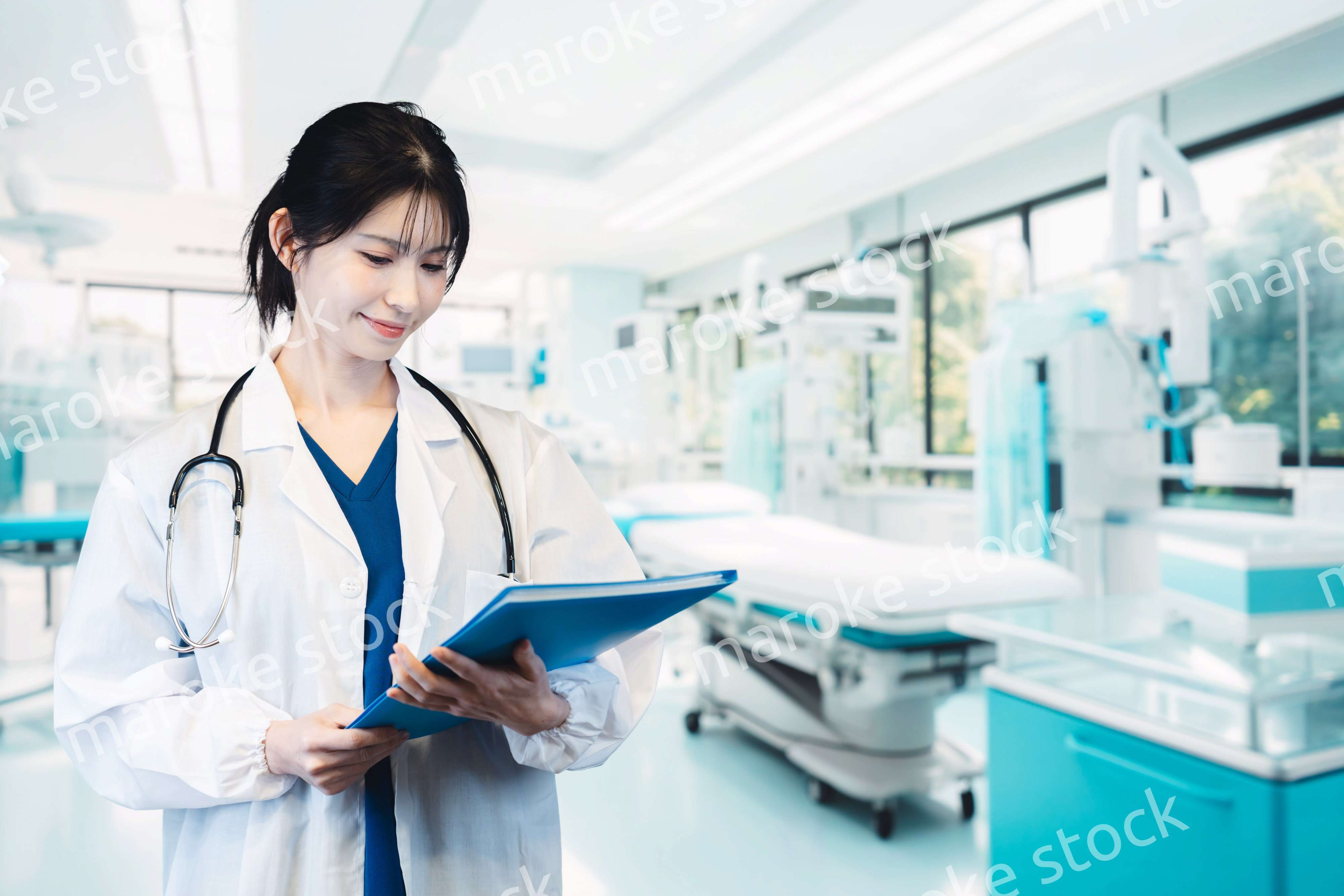 笑顔の女性ドクター