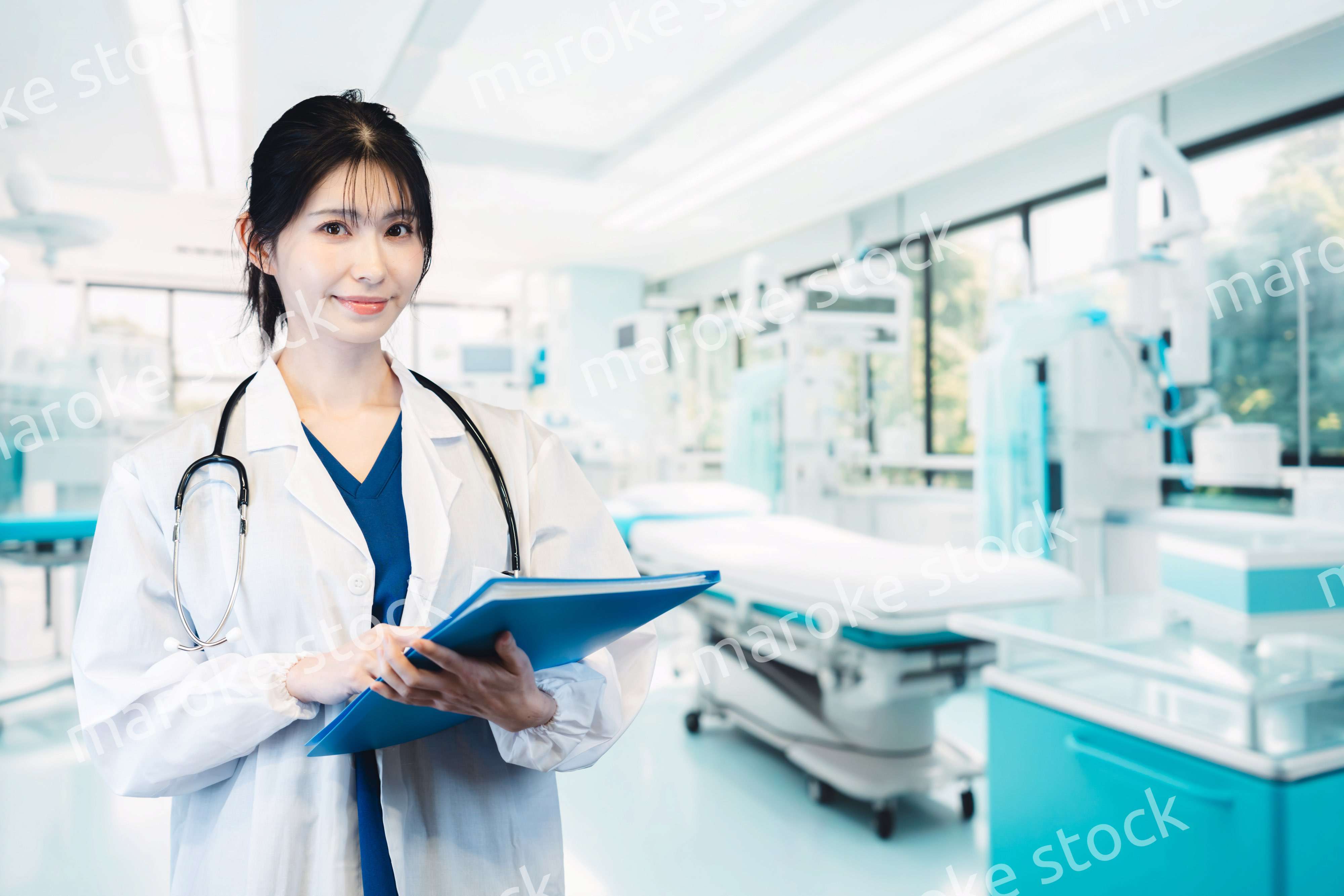 笑顔の女性ドクター