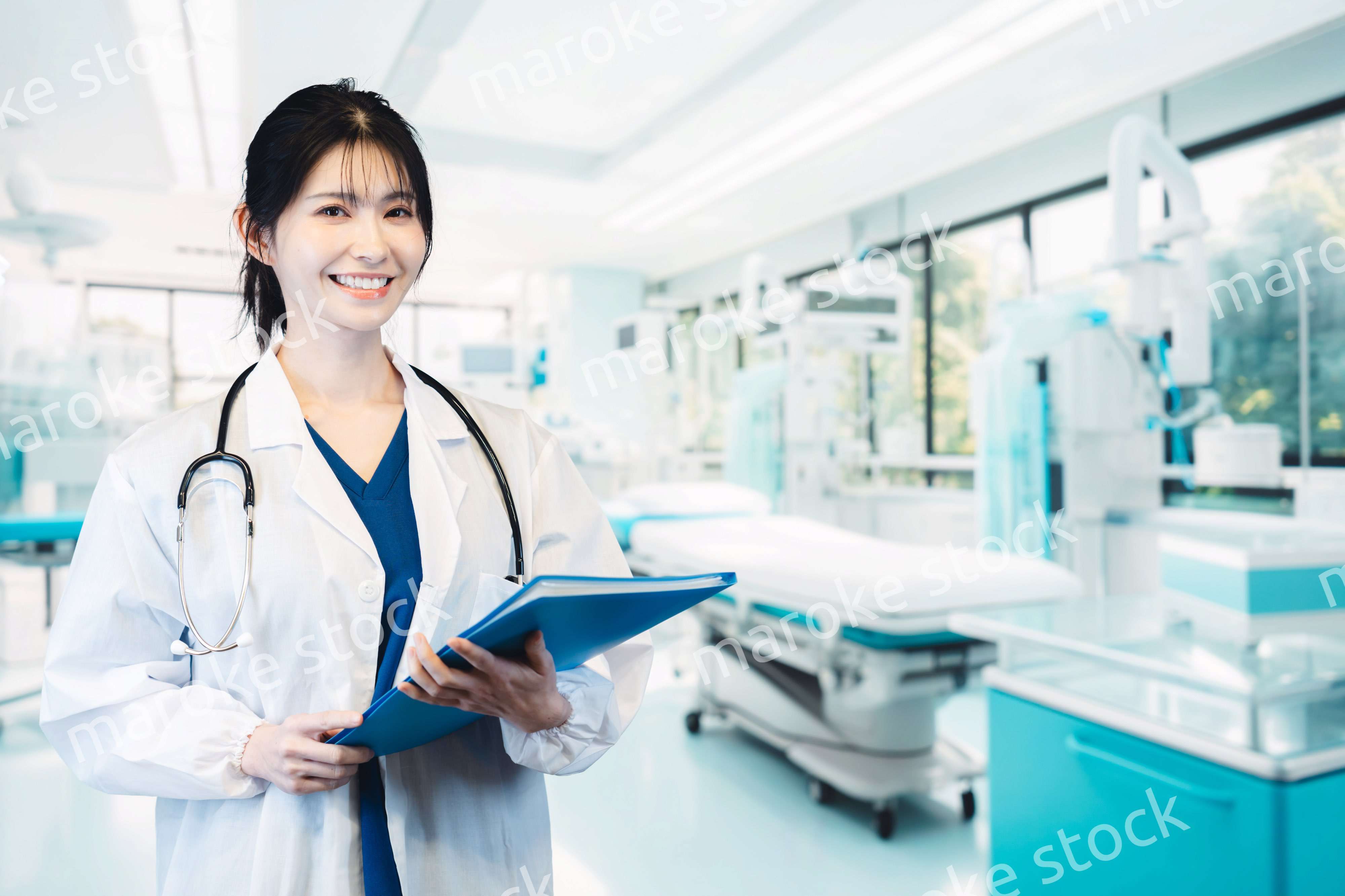 笑顔の女性ドクター