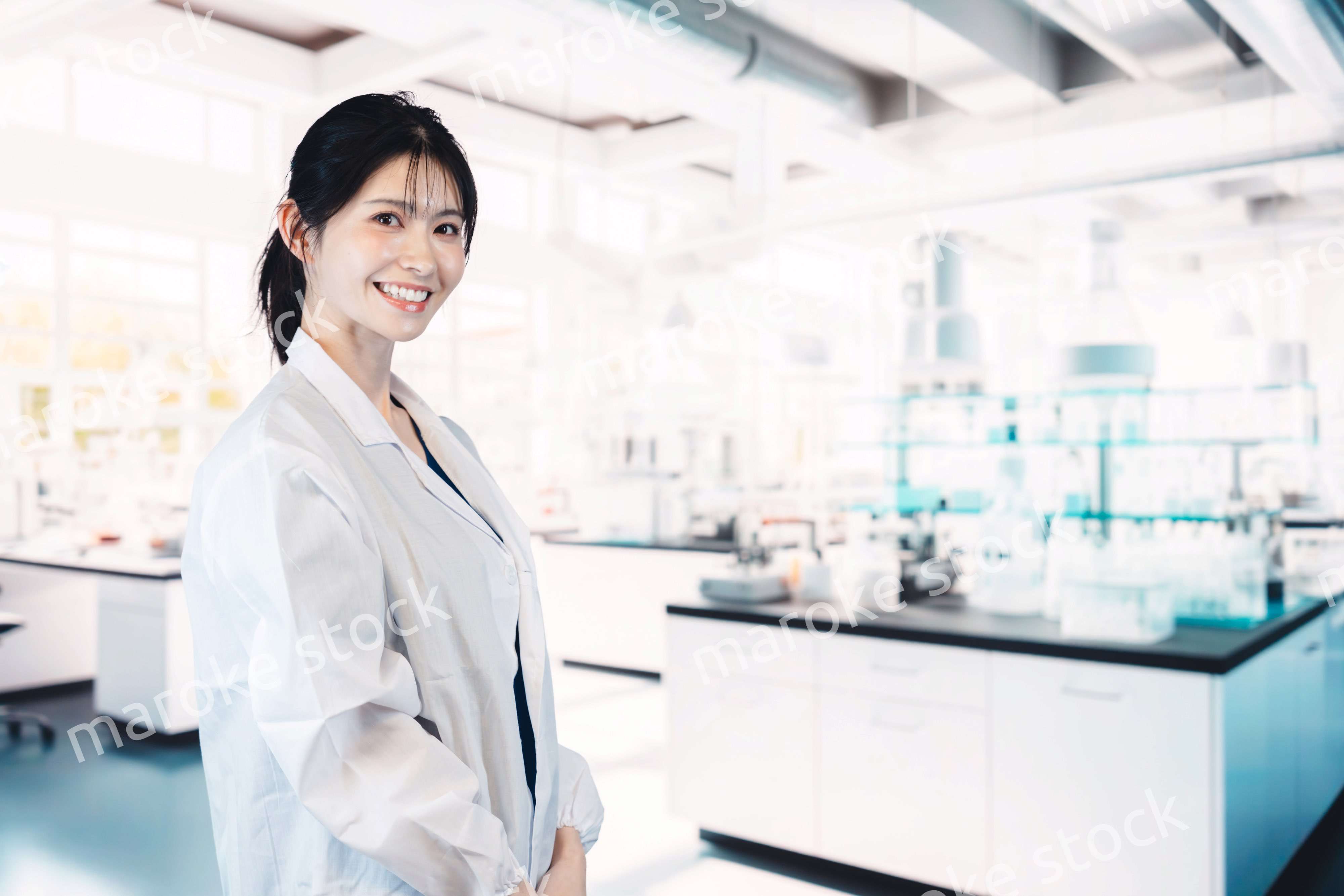 研究施設で働く女性
