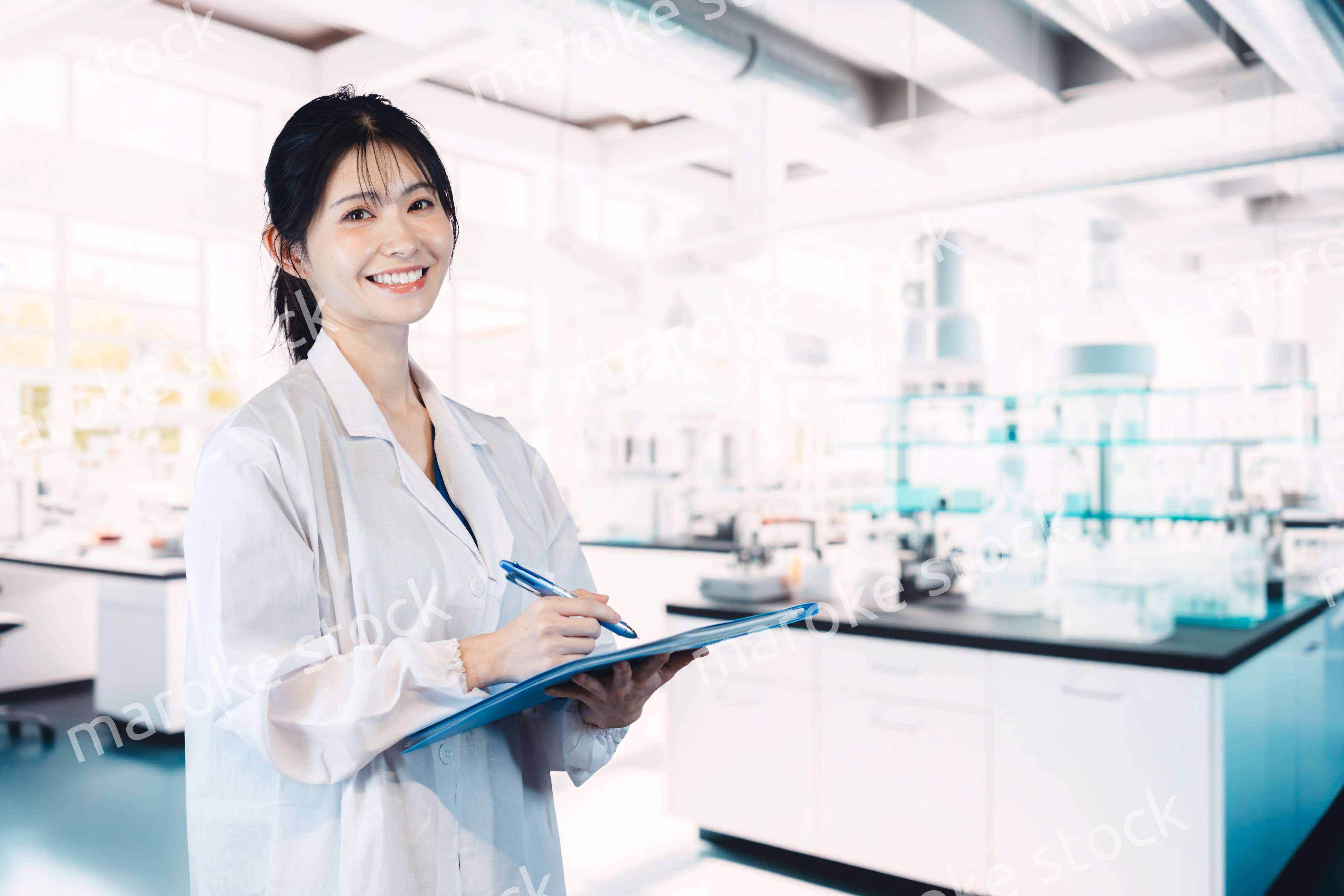 研究施設で働く女性