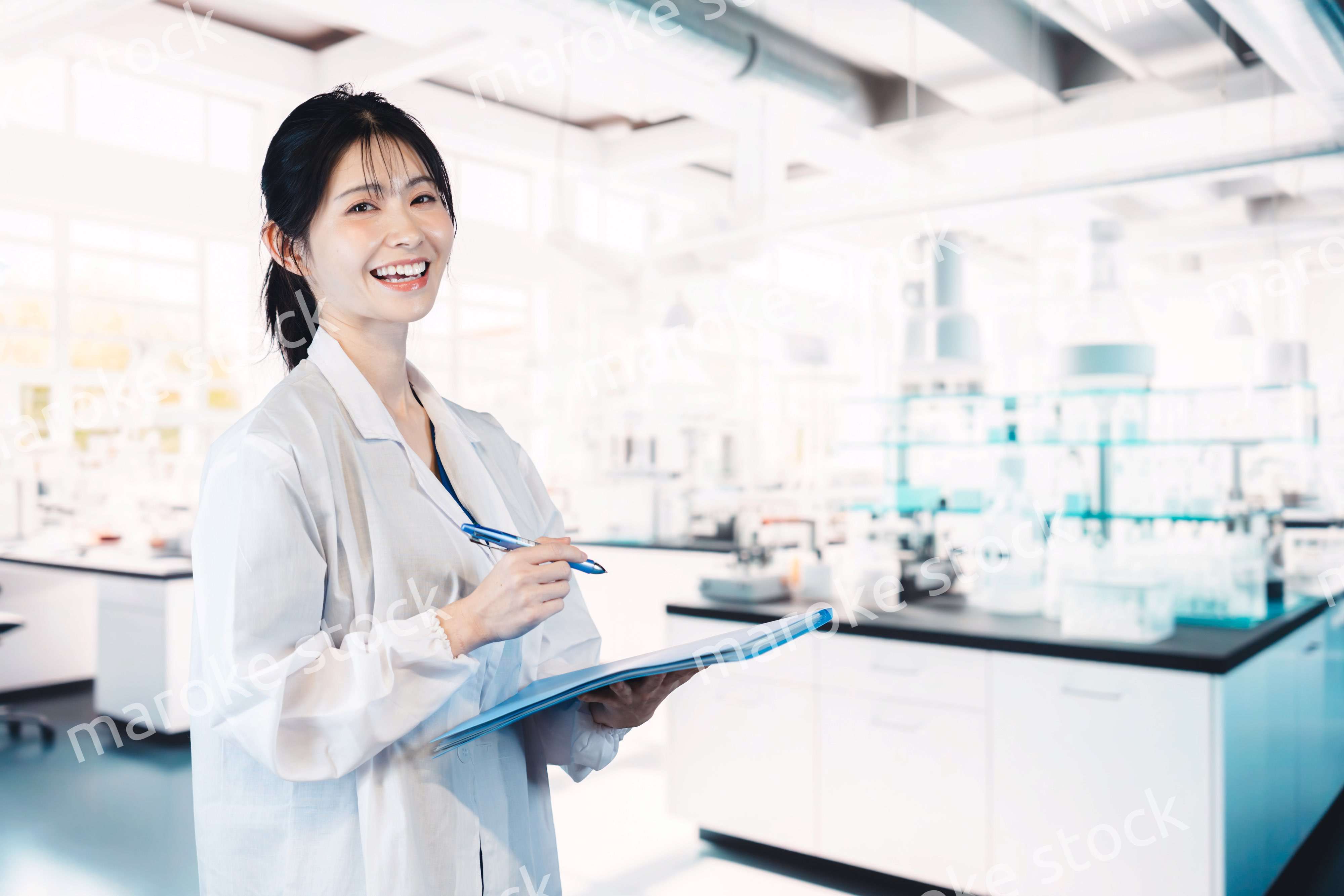 研究施設で働く女性