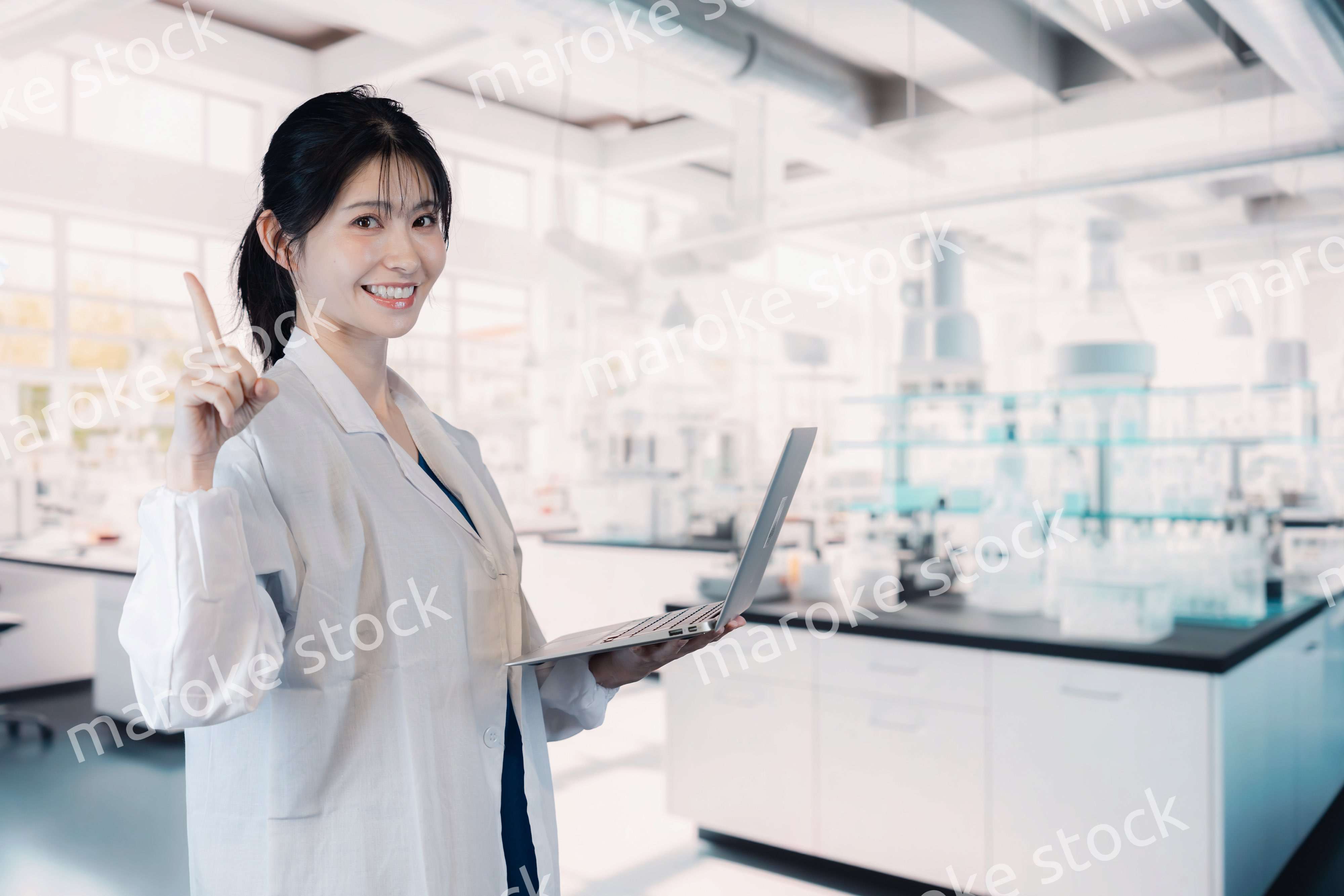 研究室で実験をする大学生の女性