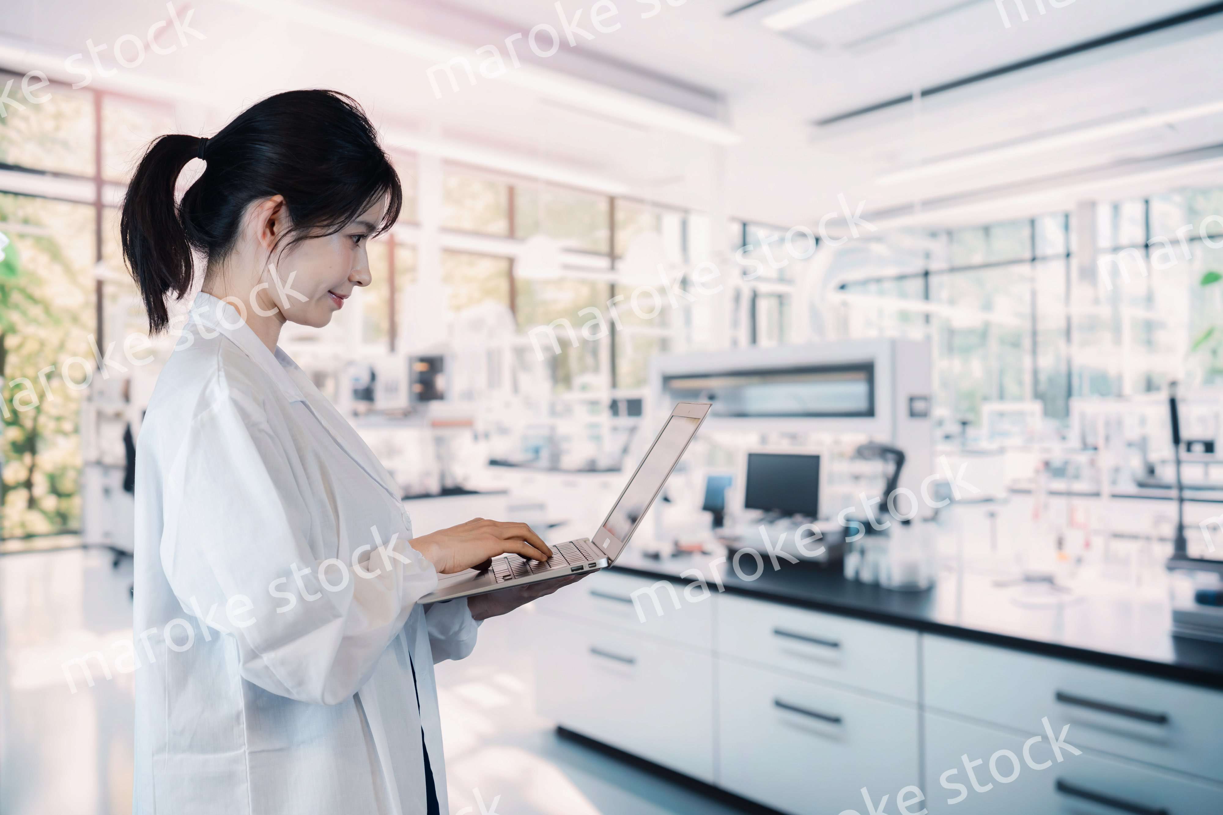 研究室で実験をする大学生の女性