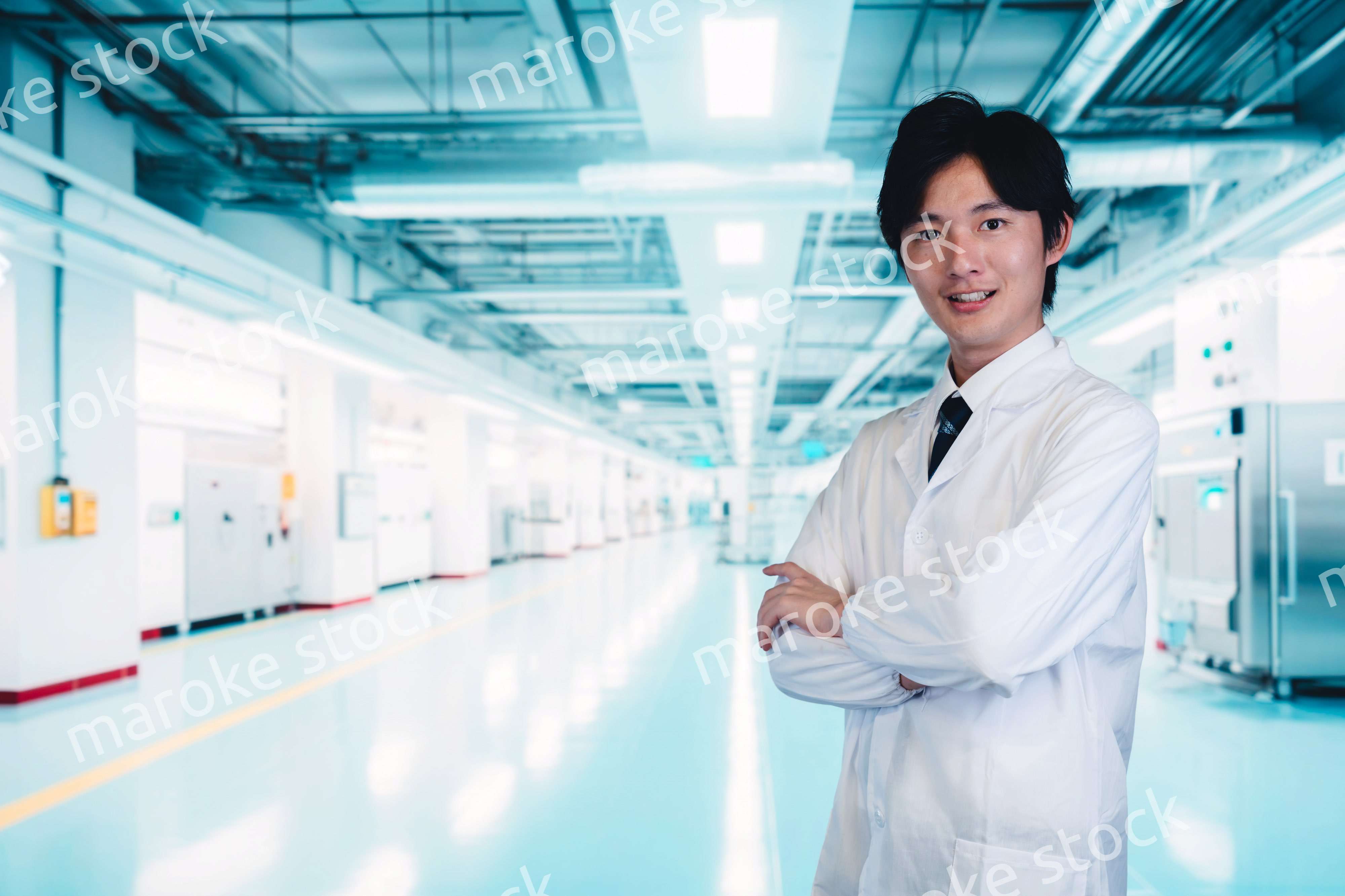 工場のクリーンルームで働く若い男性