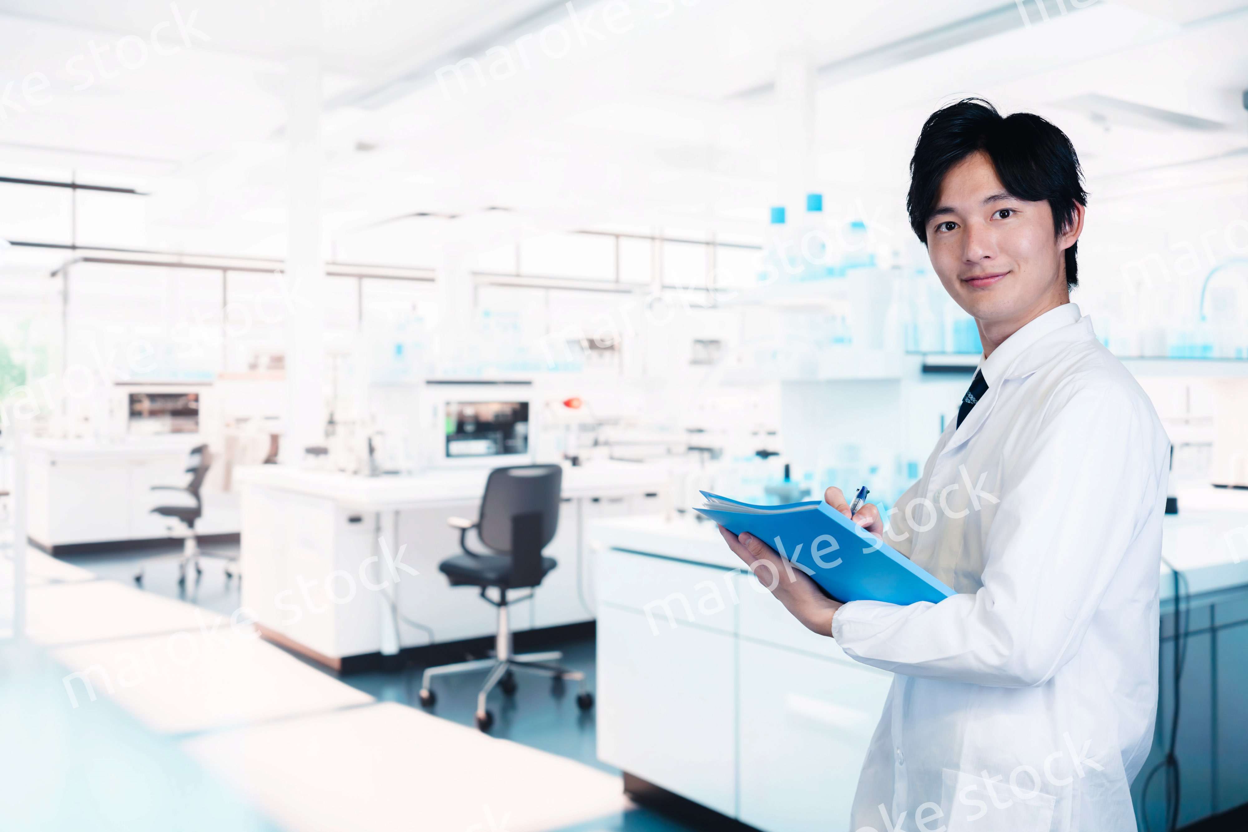 研究所で働く若い男性