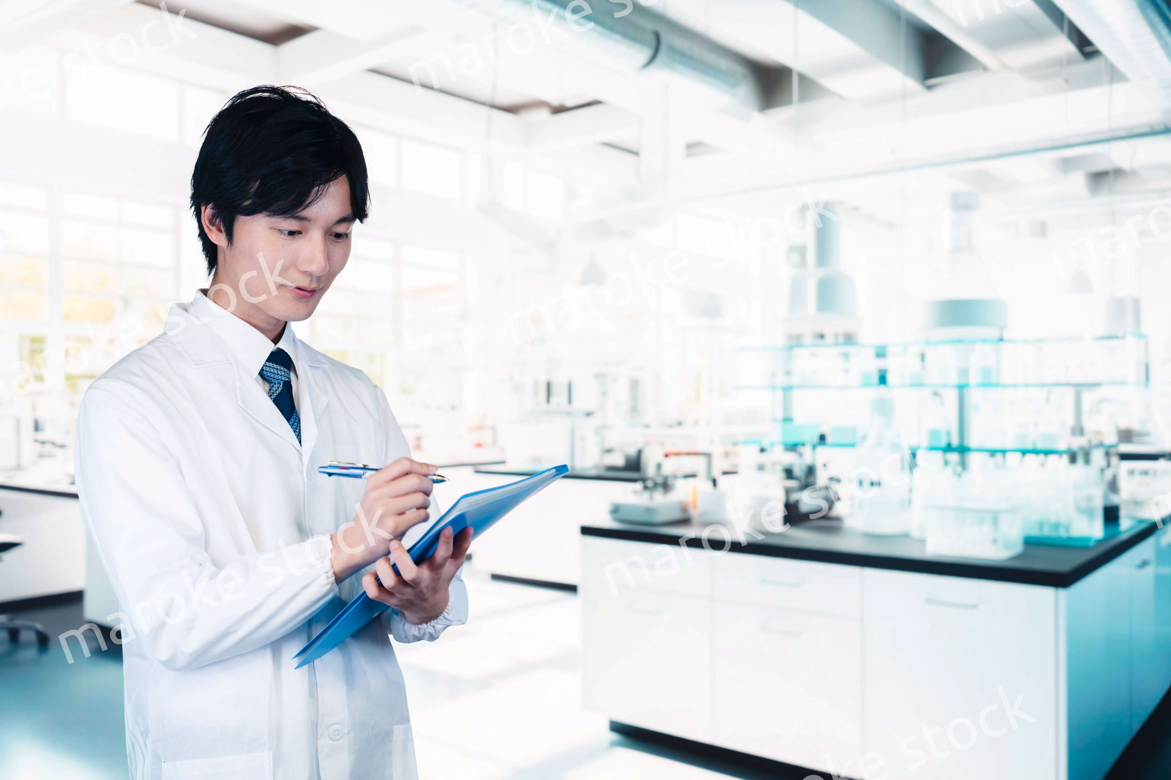 研究所で働く若い男性