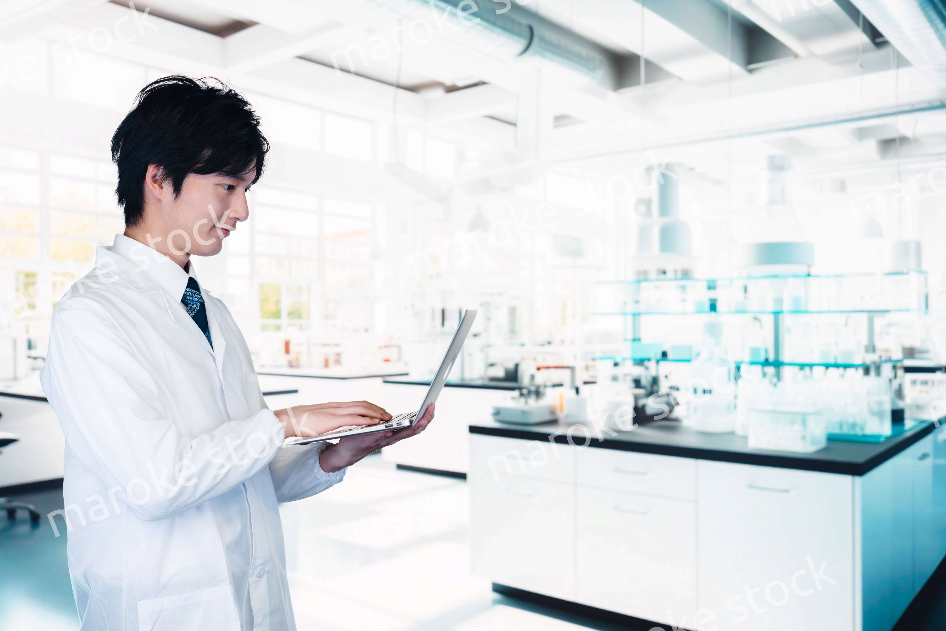 研究所で働く若い男性