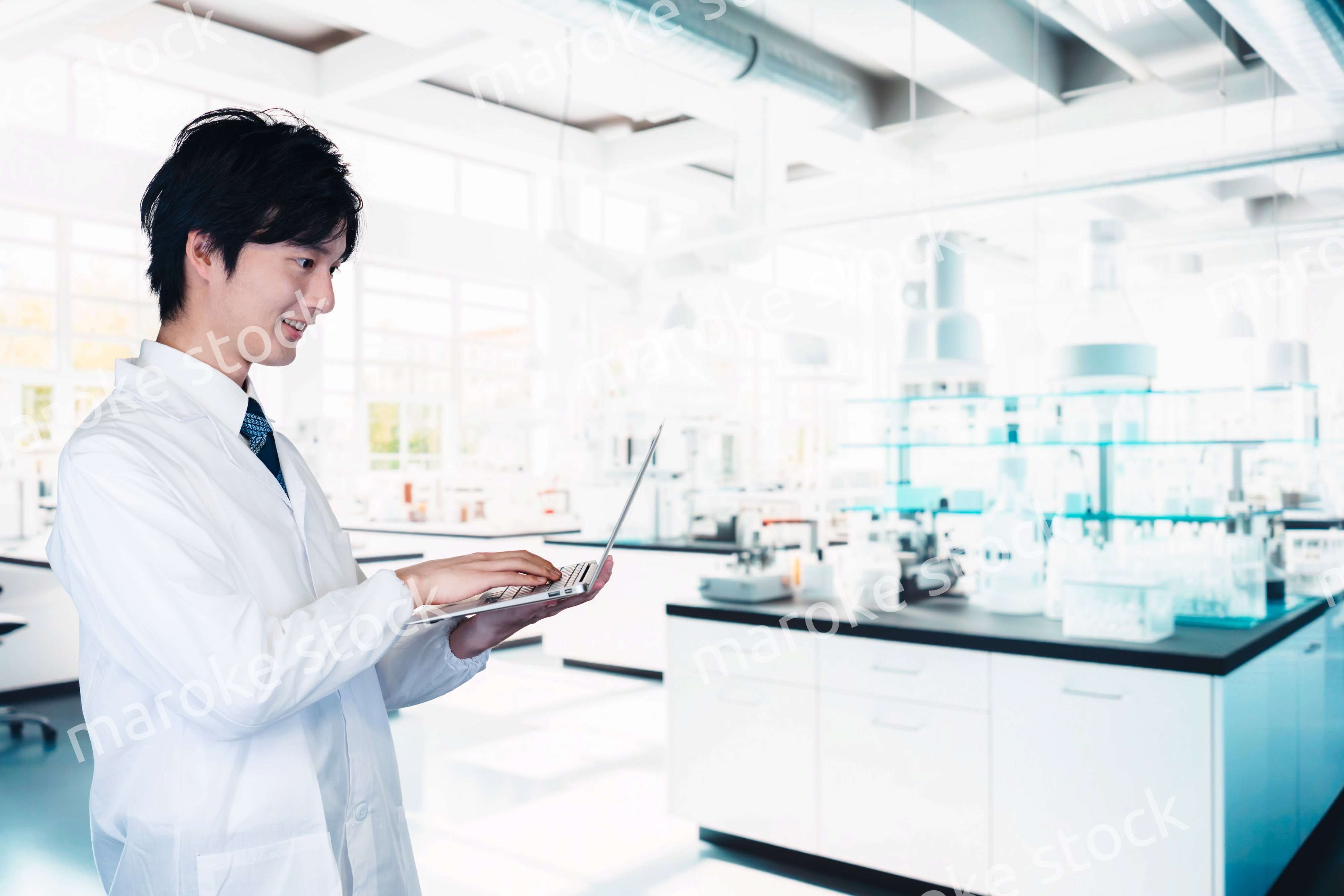 研究所で働く若い男性