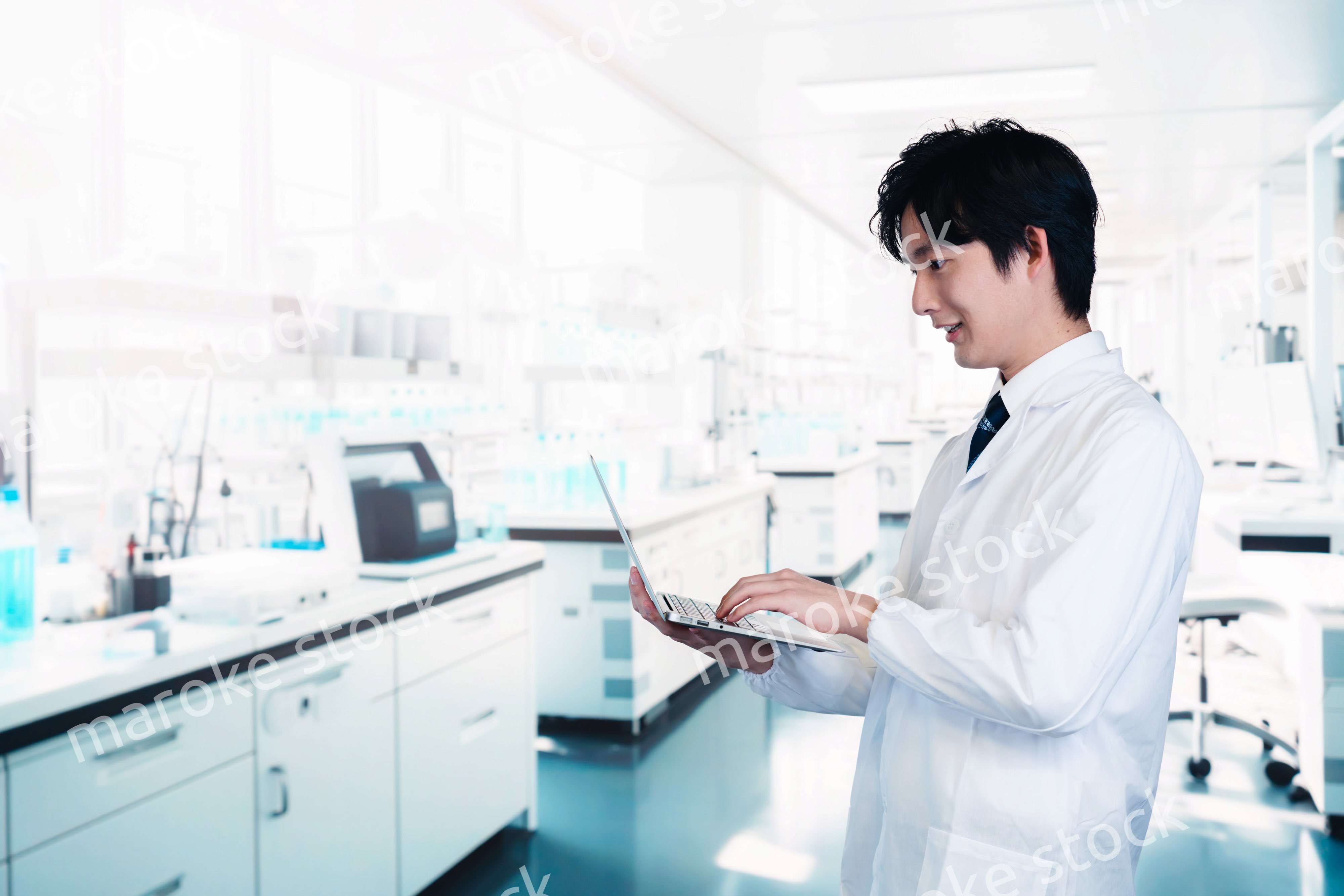 研究所で働く若い男性