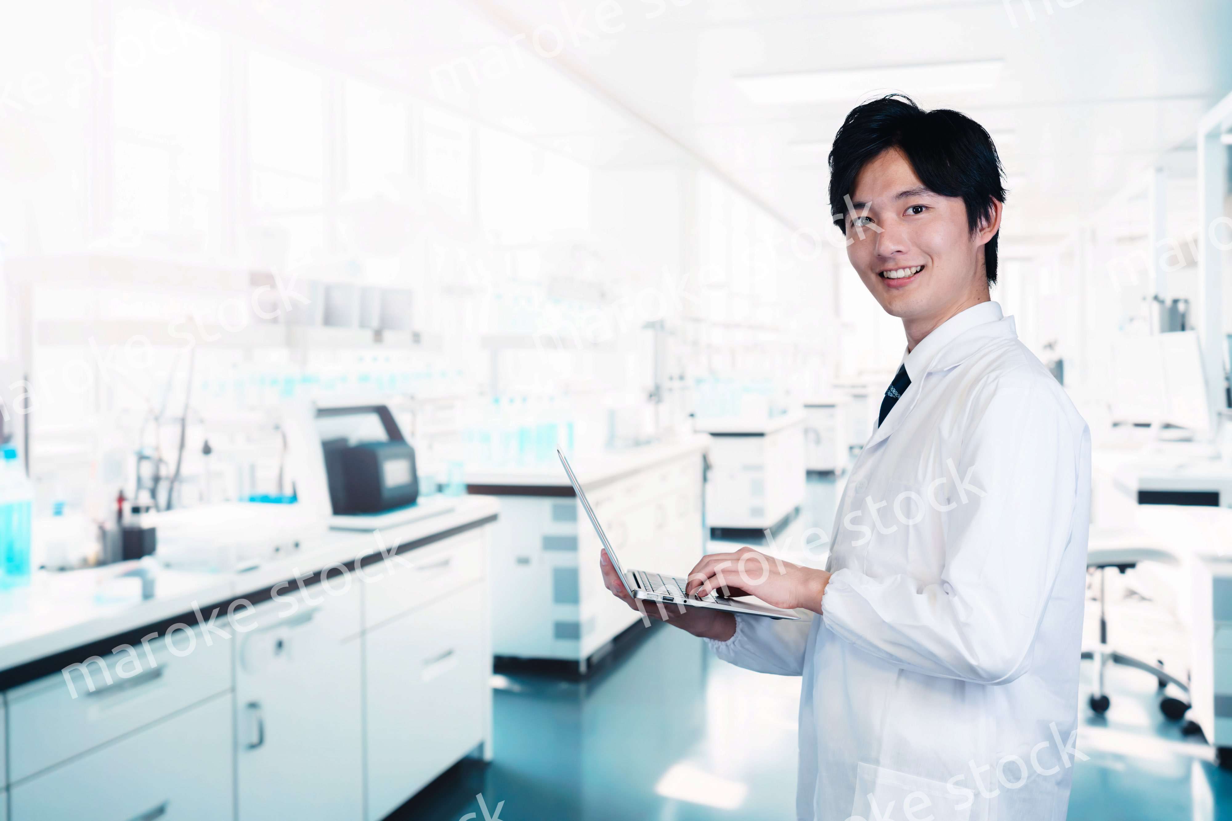 研究所で働く若い男性