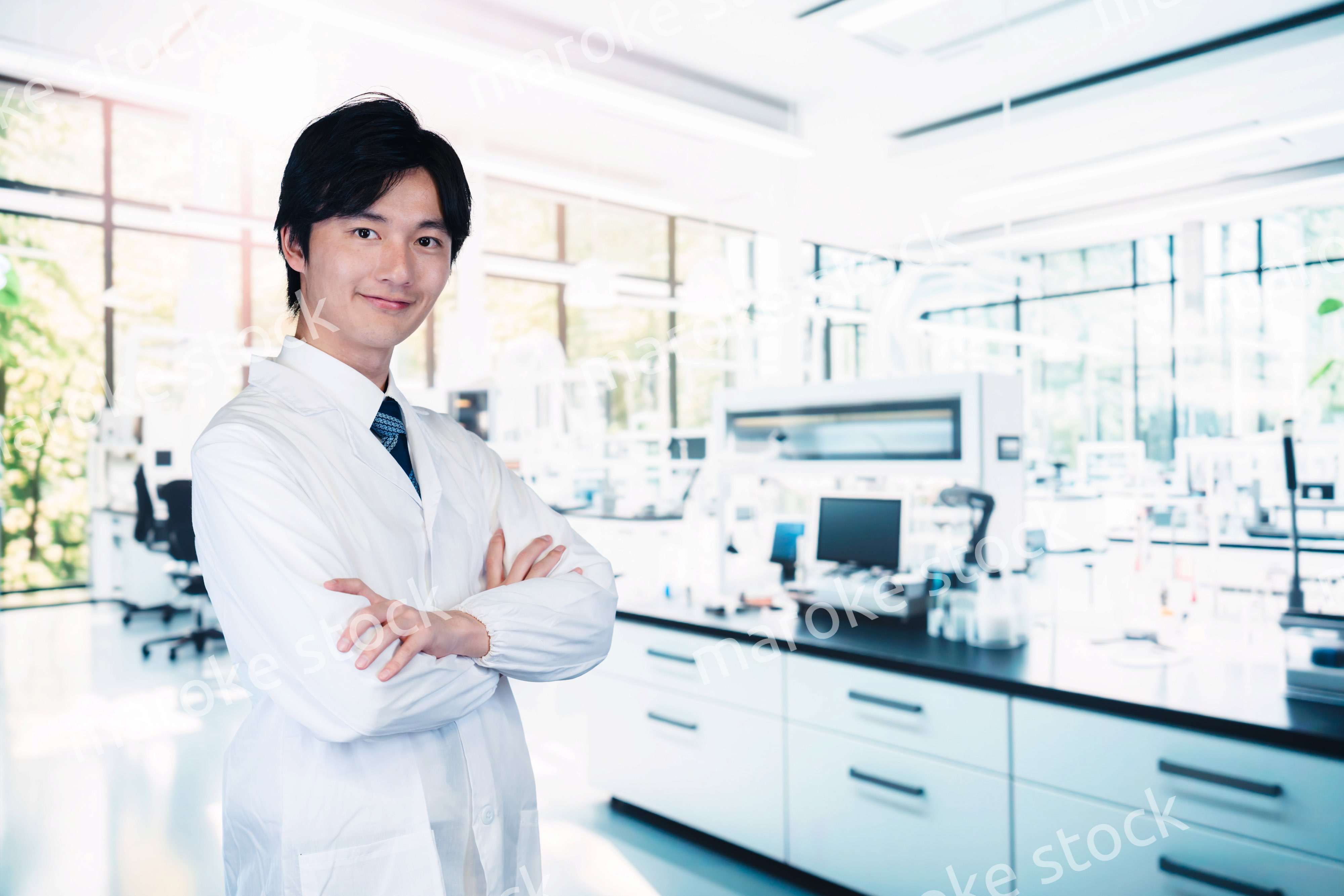 研究所で働く若い男性