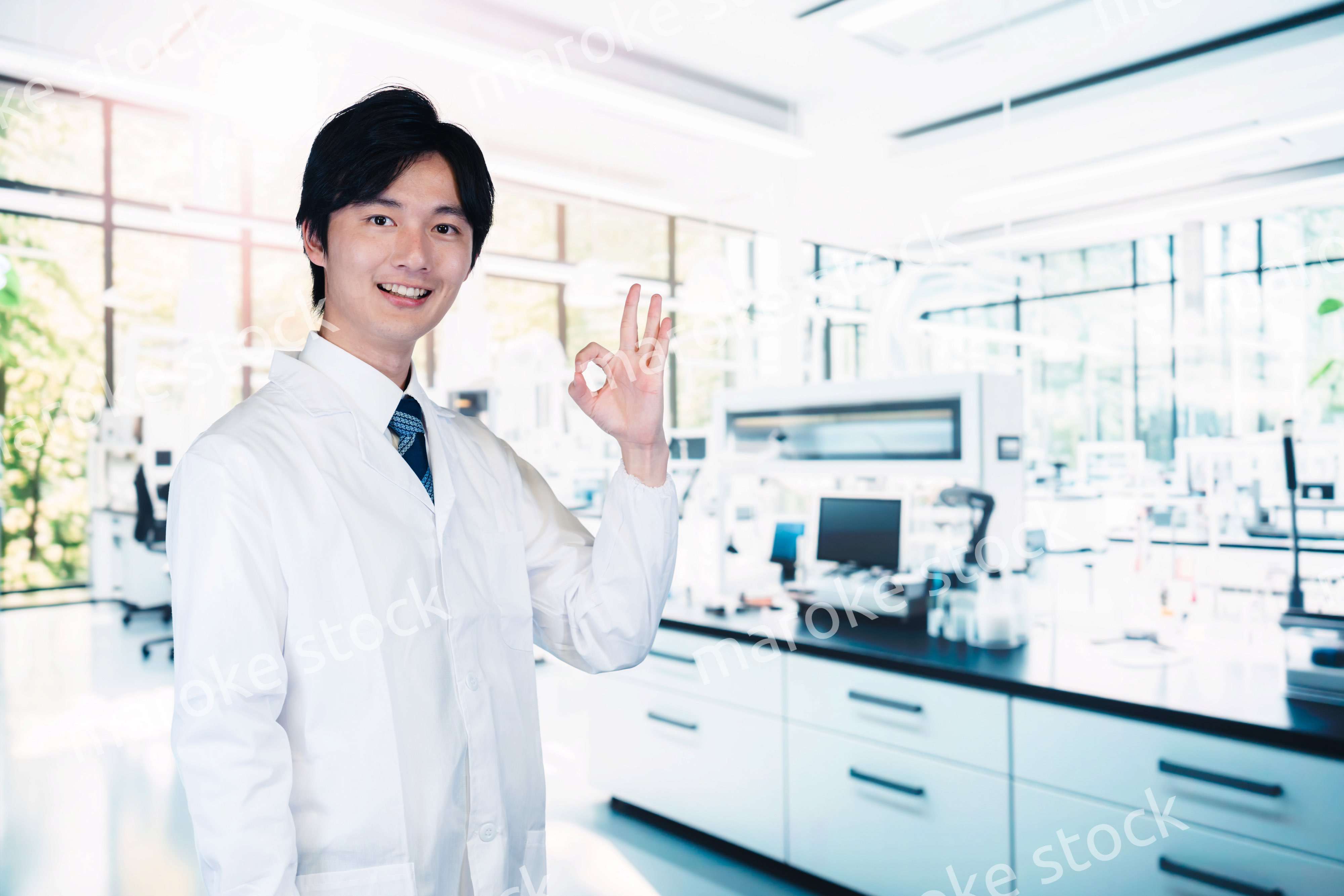研究所で働く若い男性