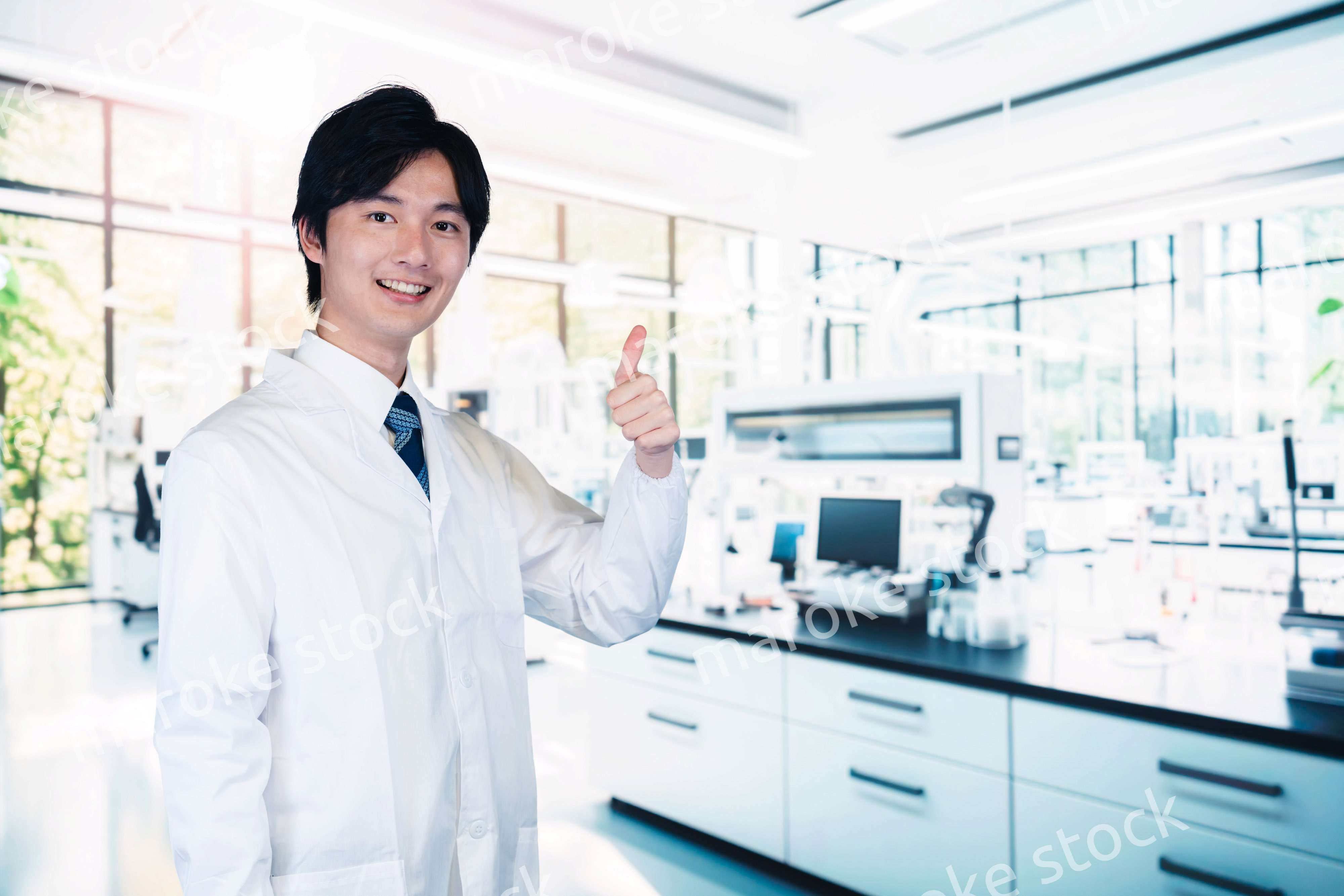 研究所で働く若い男性