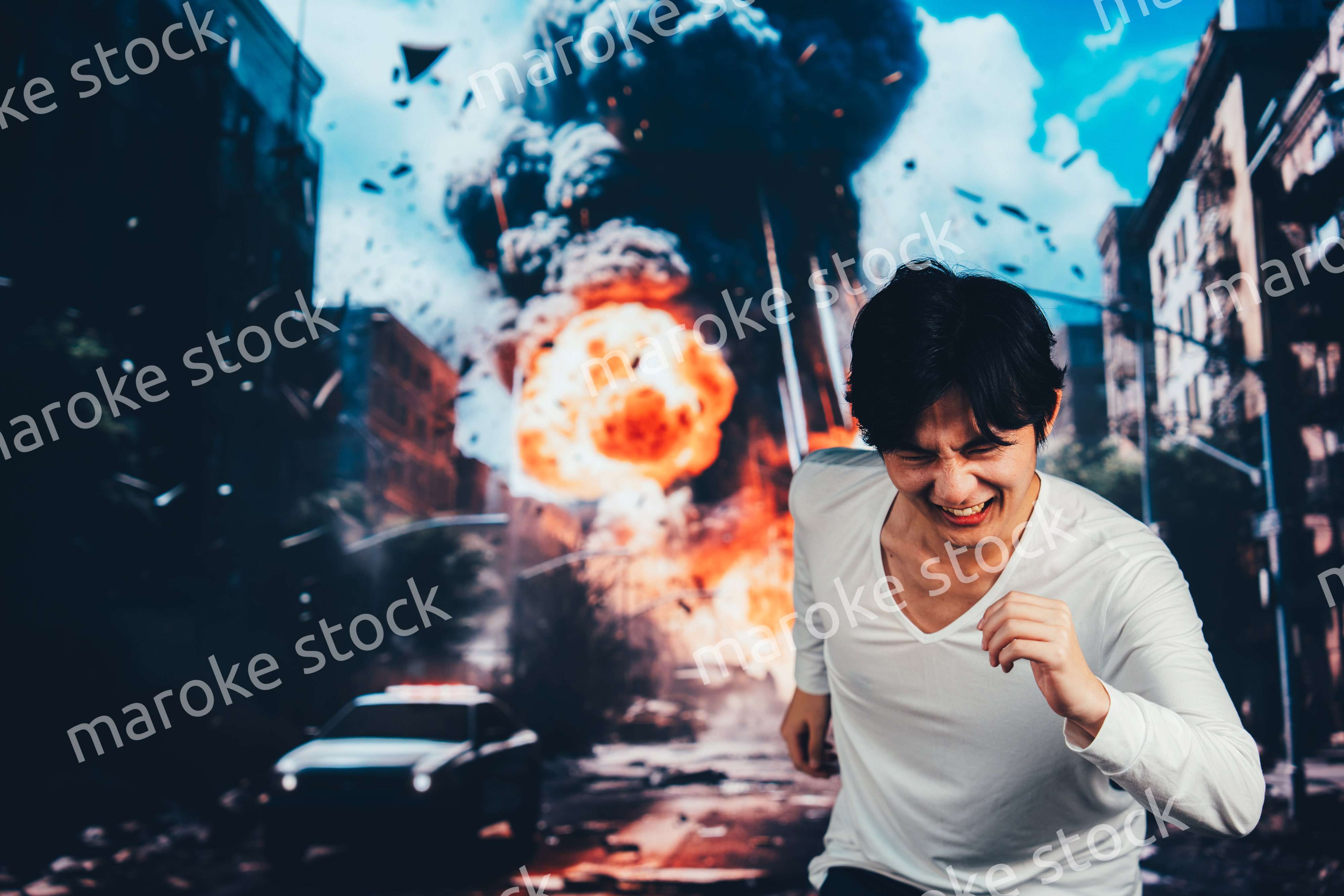 爆弾が落ちてきて避難する男性