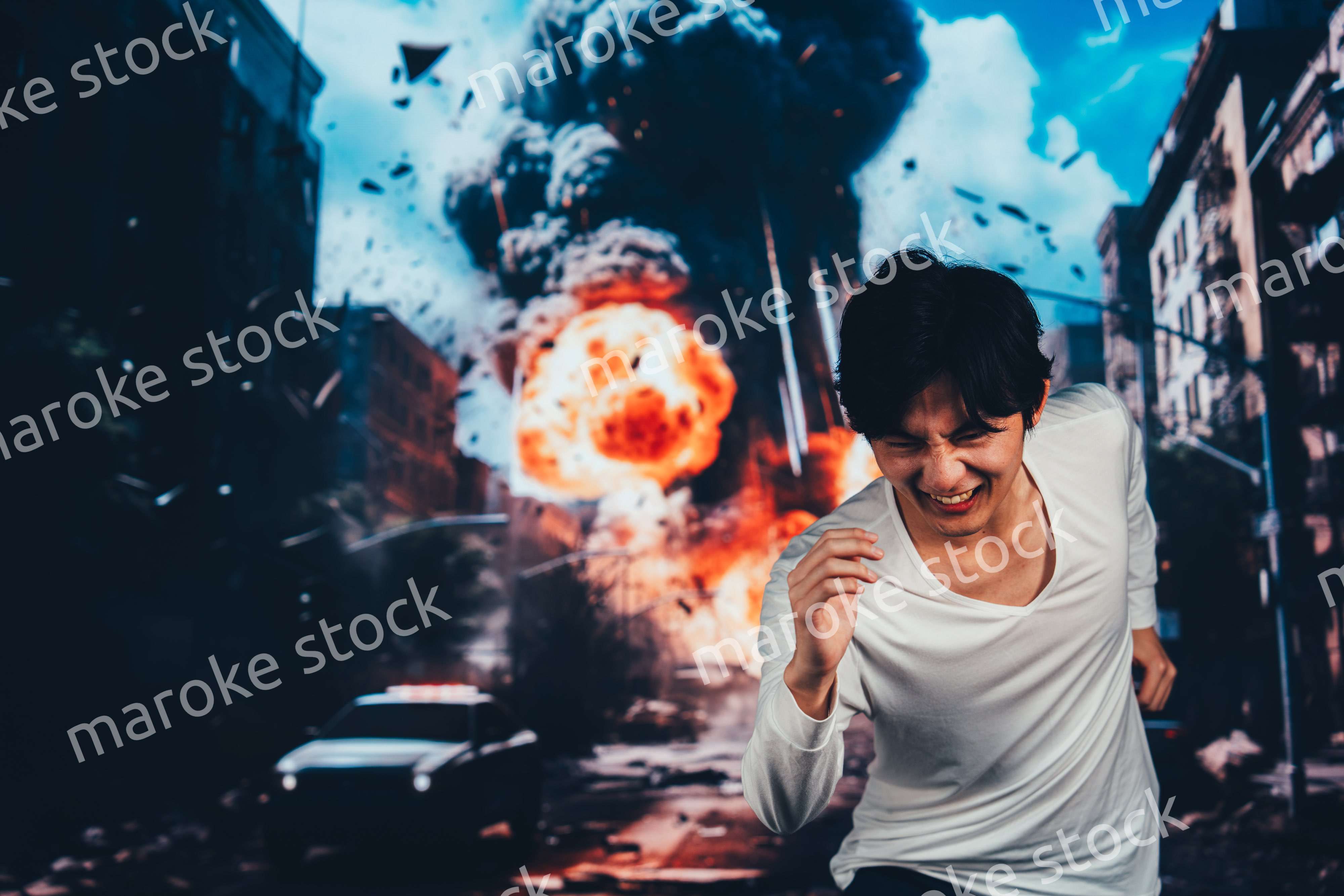 爆弾が落ちてきて避難する男性