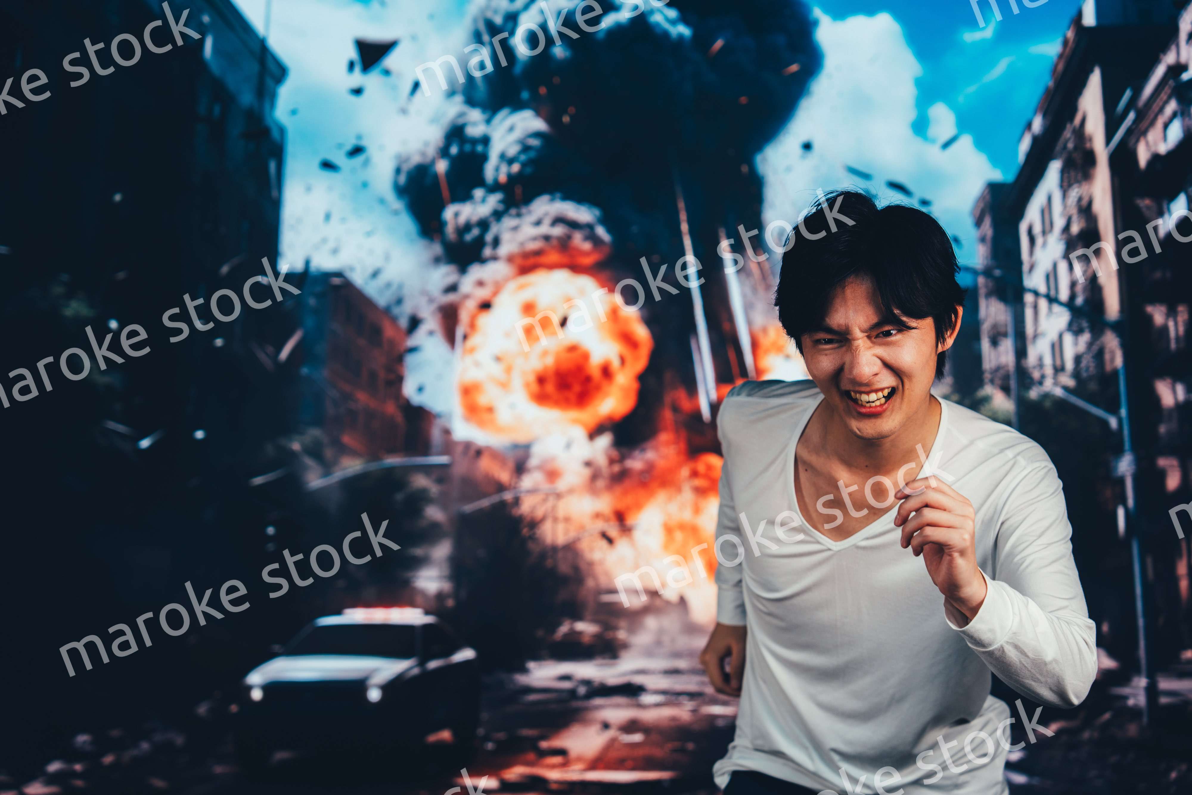 爆弾が落ちてきて避難する男性