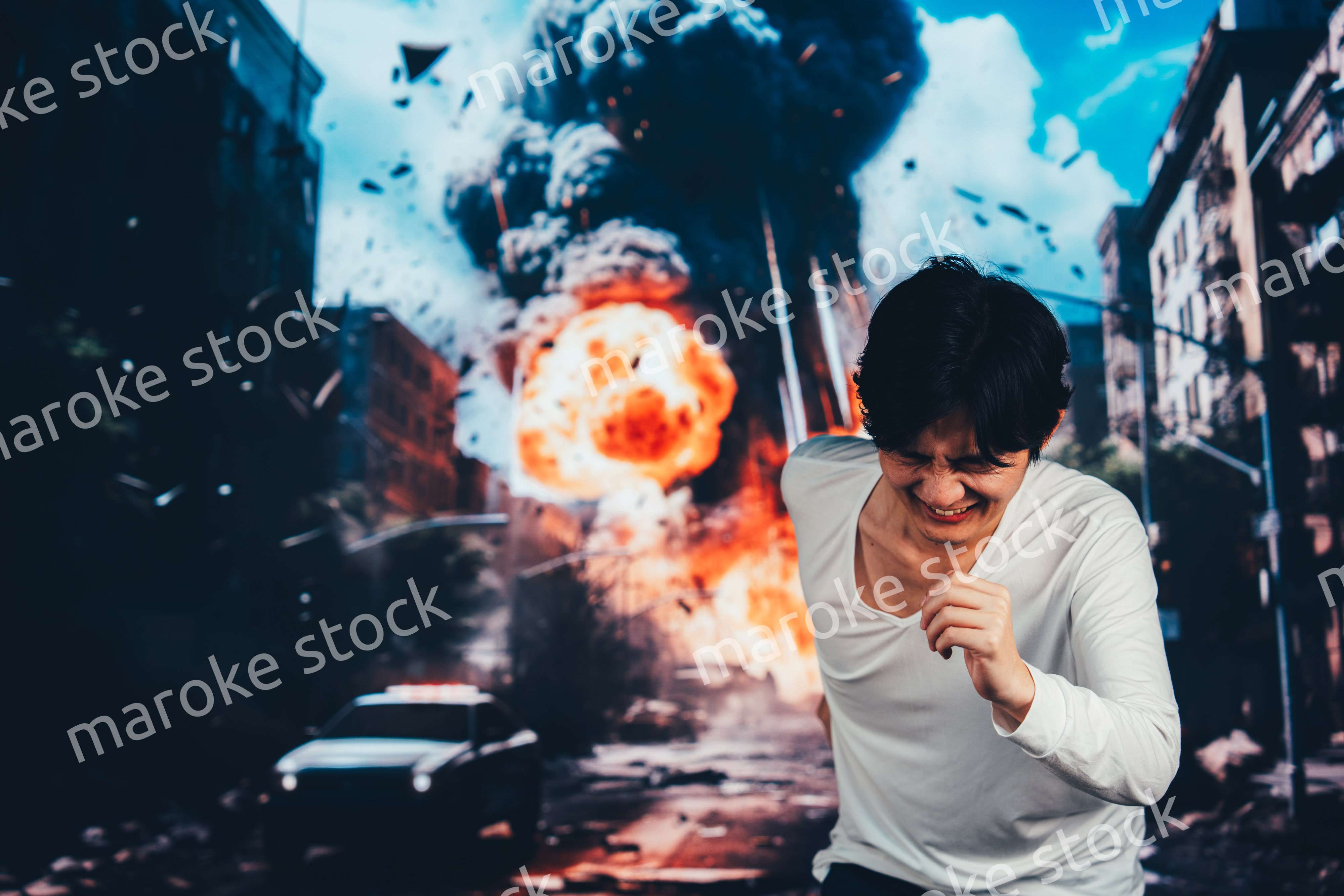 爆弾が落ちてきて避難する男性