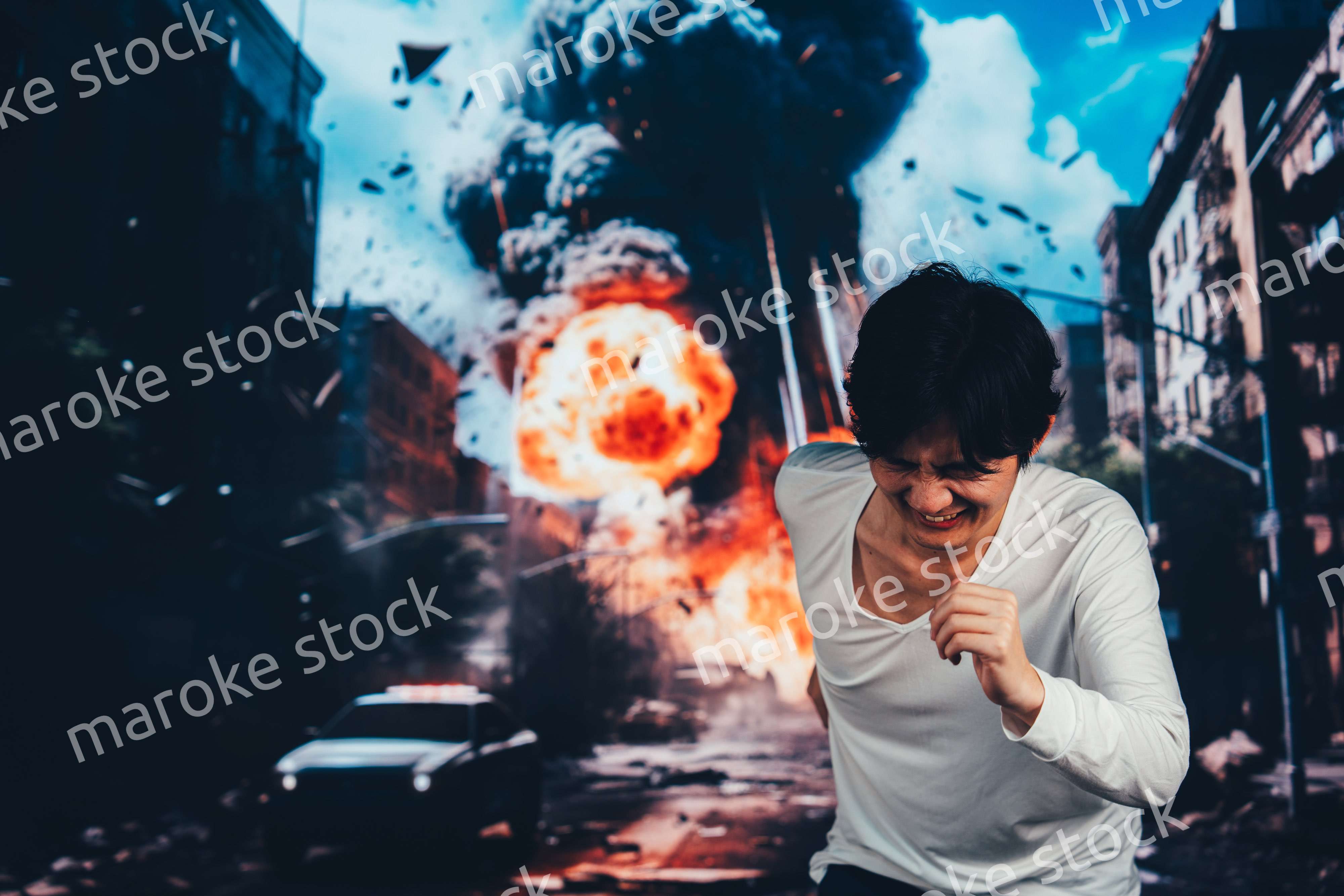 爆弾が落ちてきて避難する男性