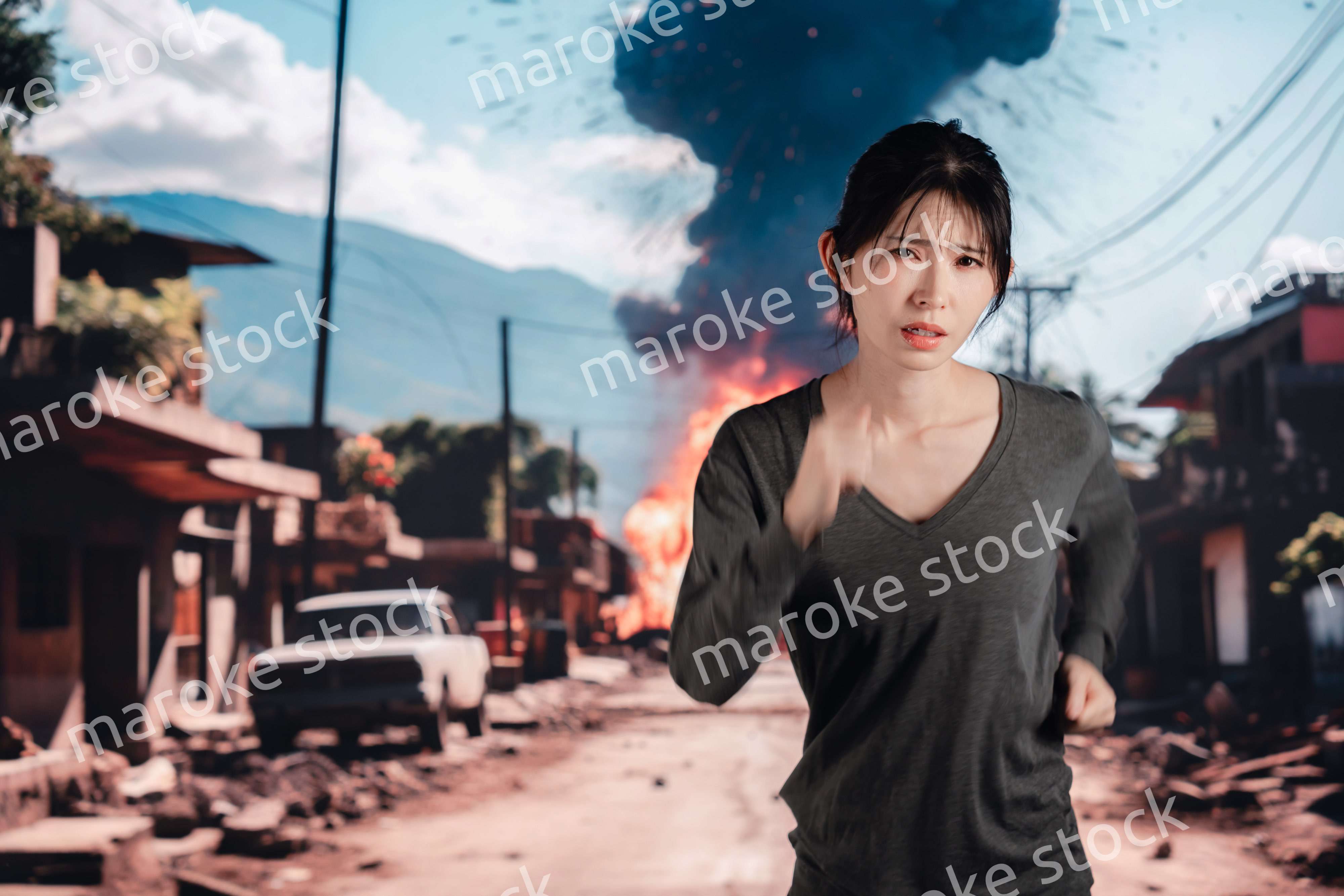 爆発から逃げる若い女性