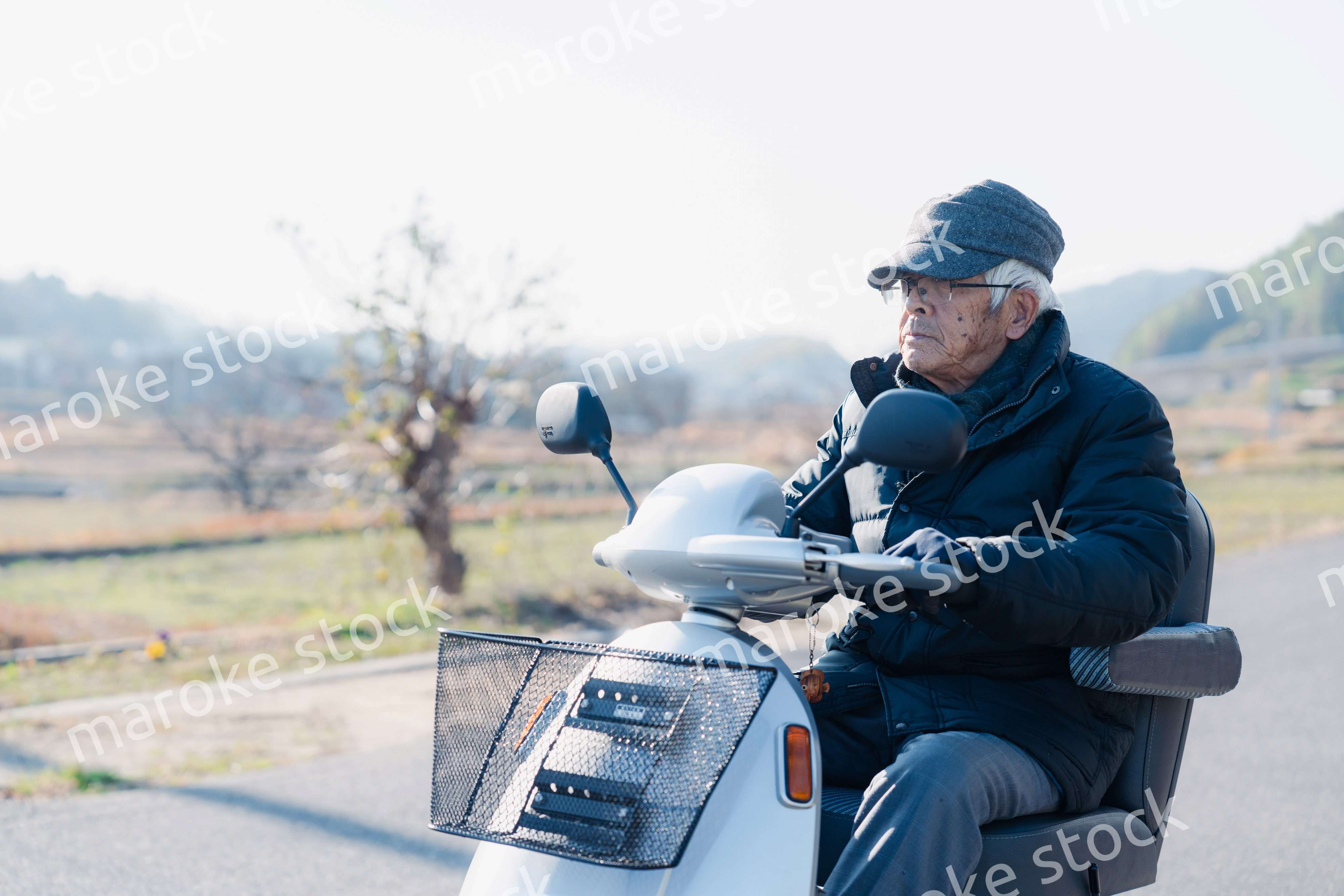 シニアカーを運転する高齢の男性