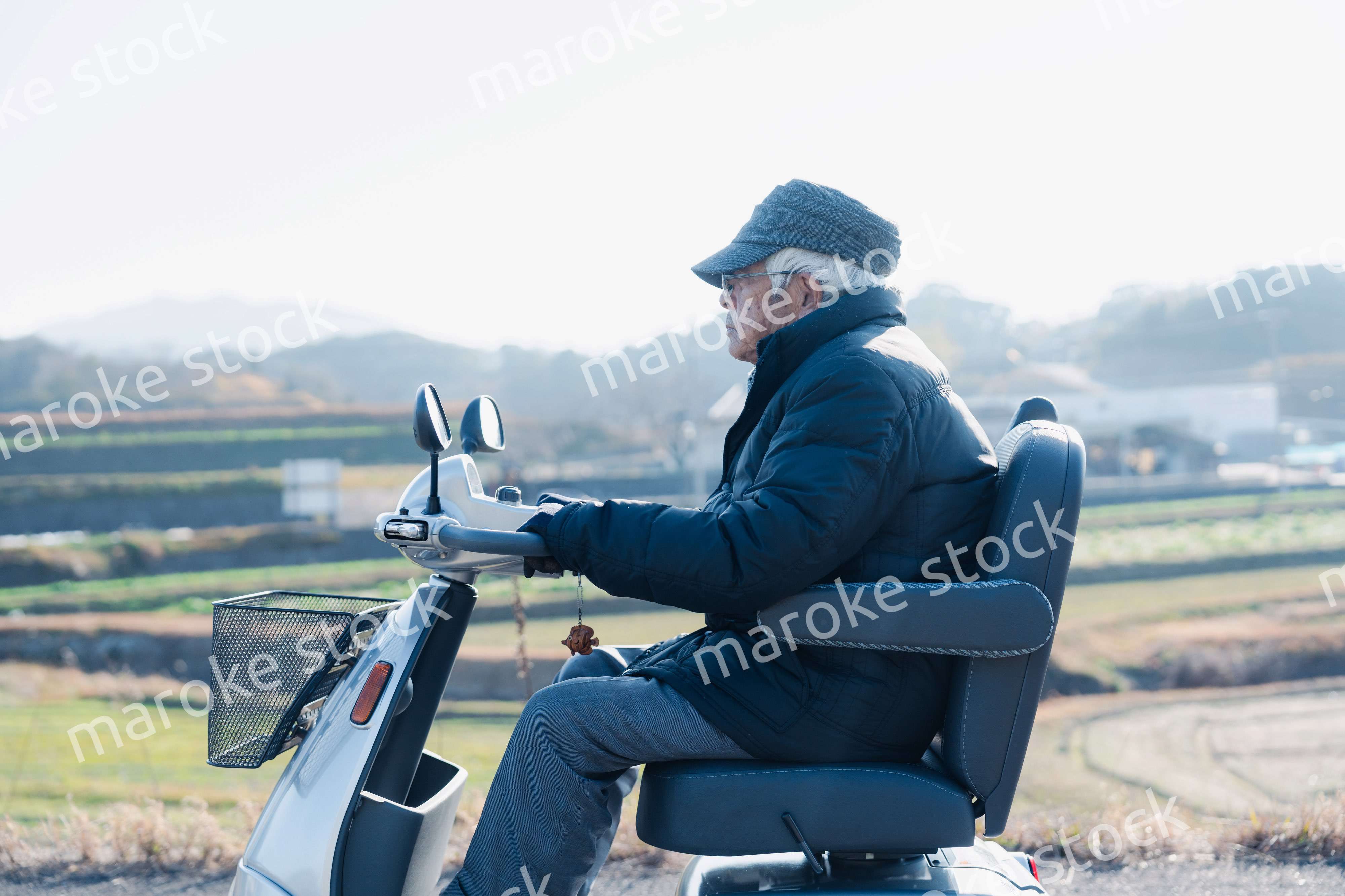 シニアカーを運転する高齢の男性