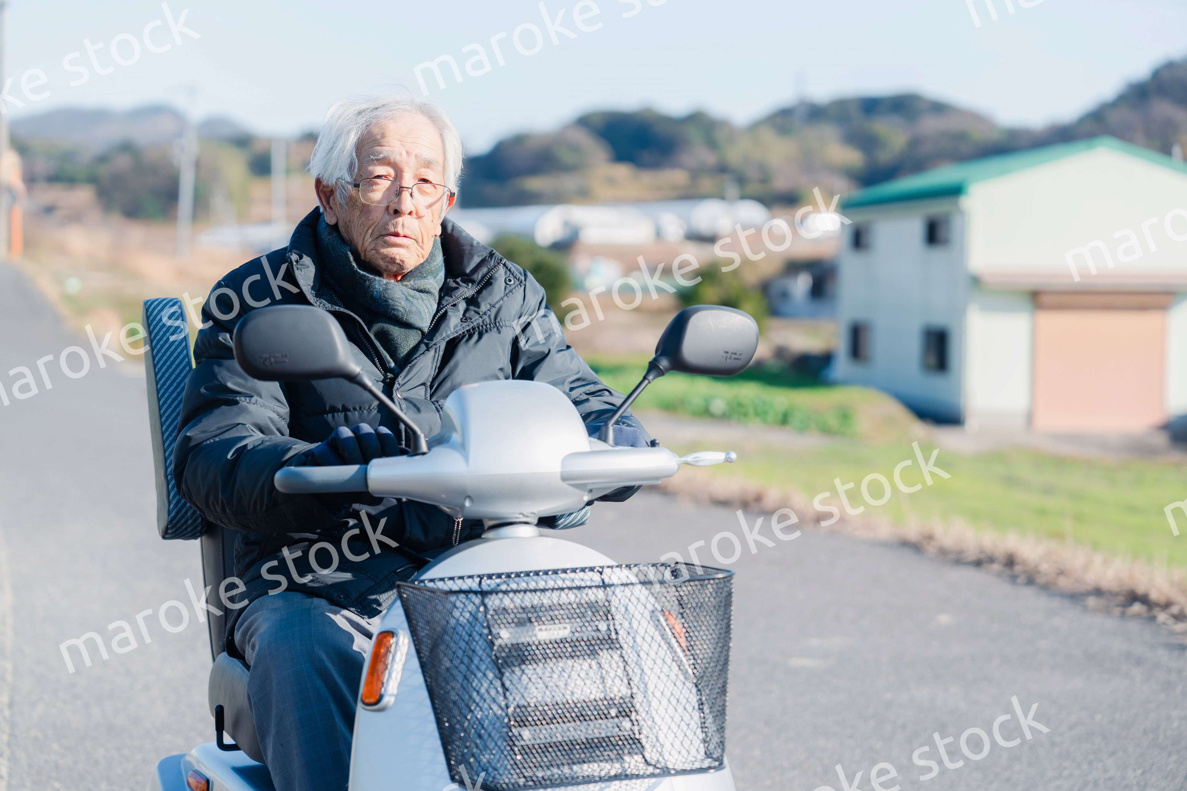 シニアカーを運転する高齢の男性