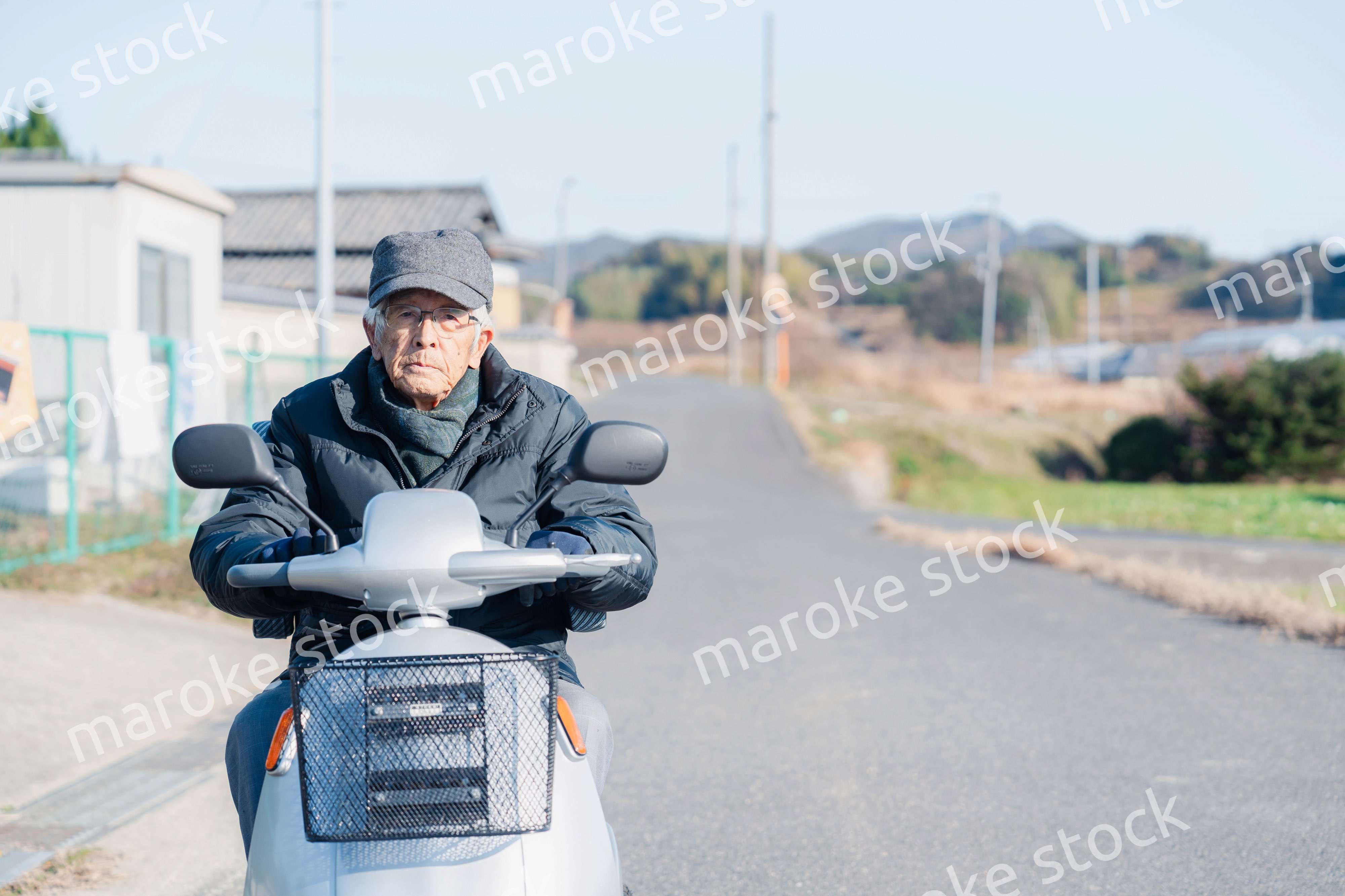 シニアカーを運転する高齢の男性