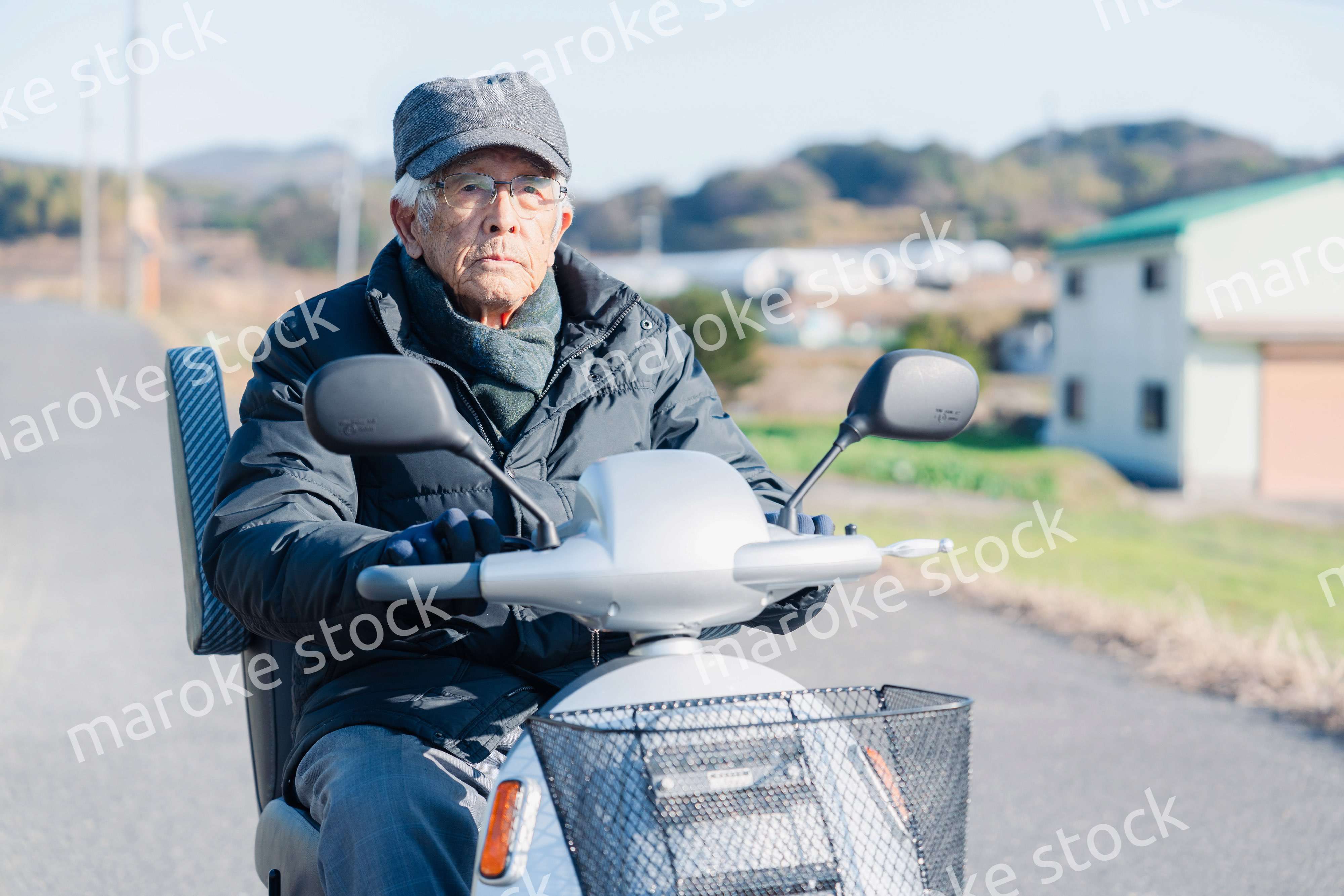 シニアカーを運転する高齢の男性