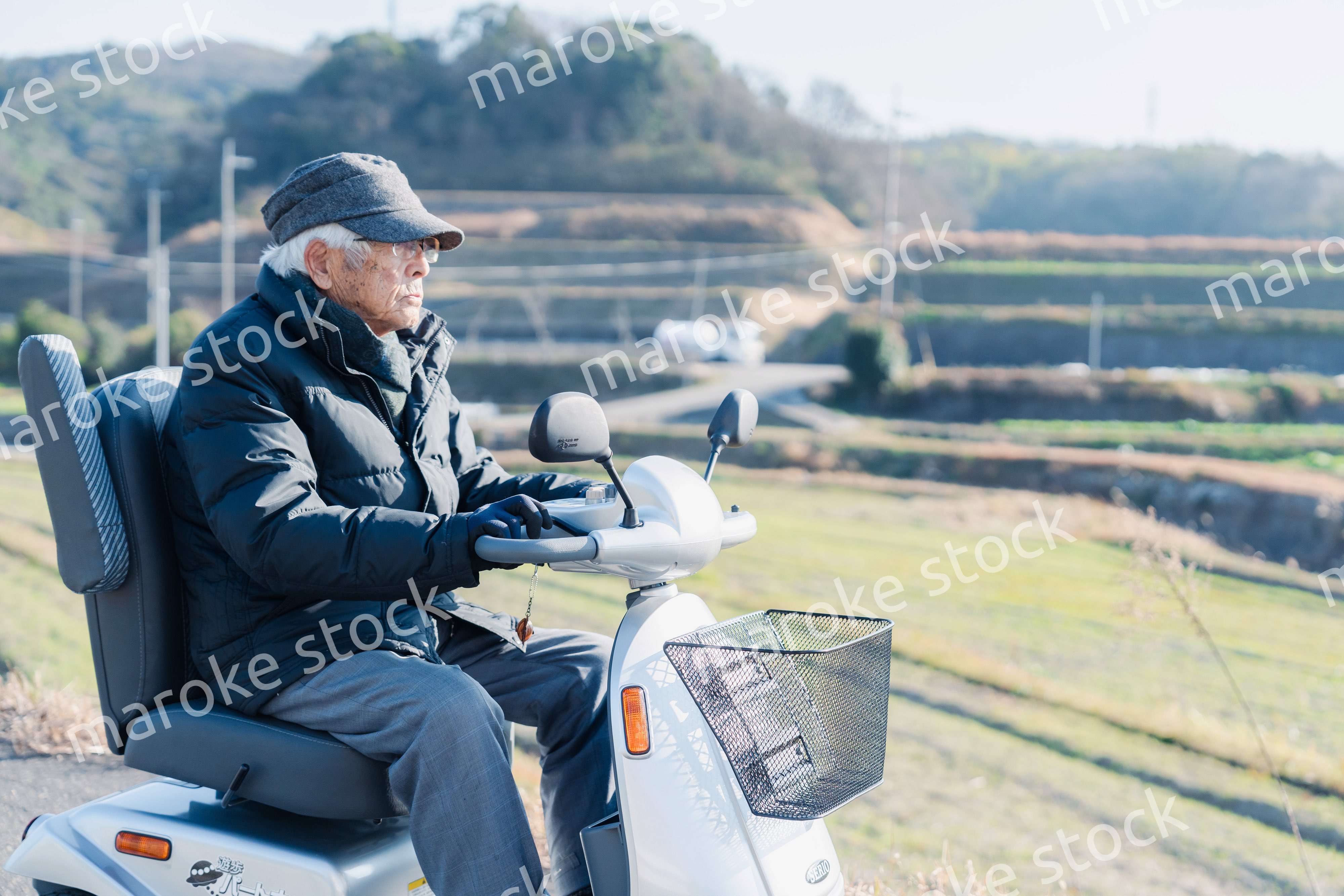 シニアカーを運転する高齢の男性