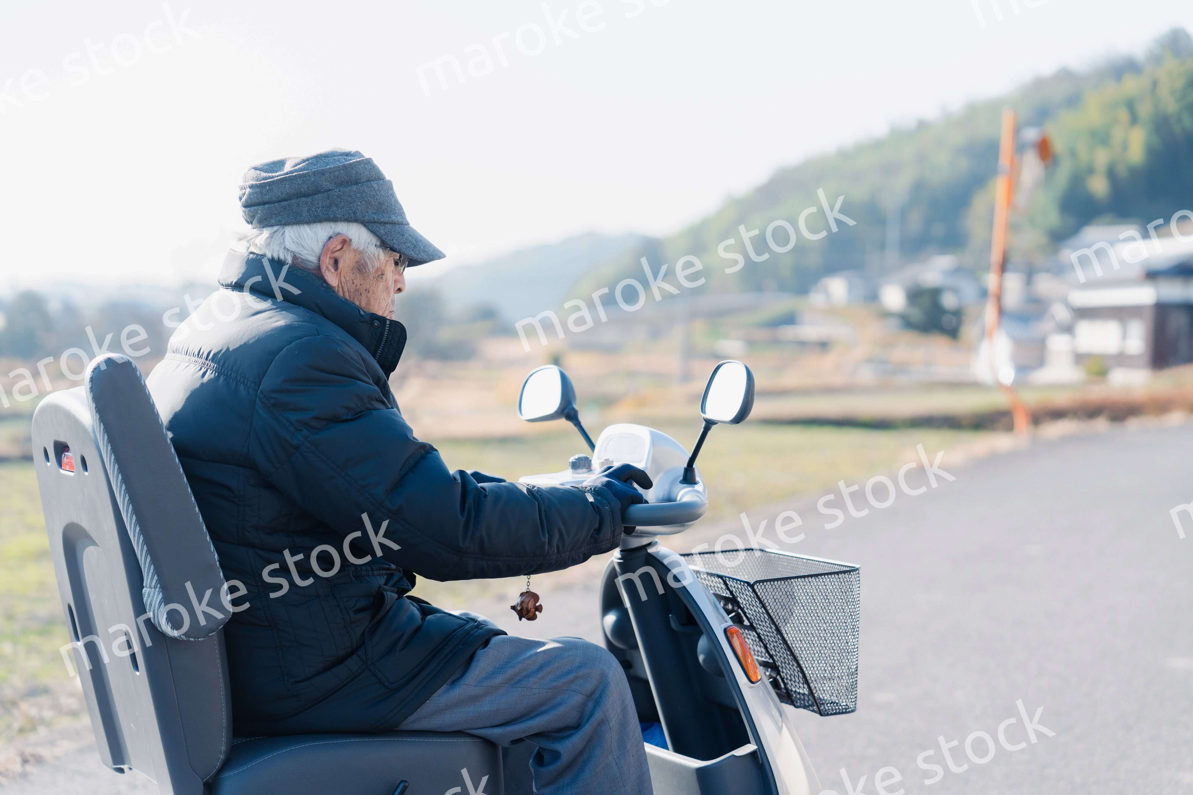 シニアカーを運転する高齢の男性