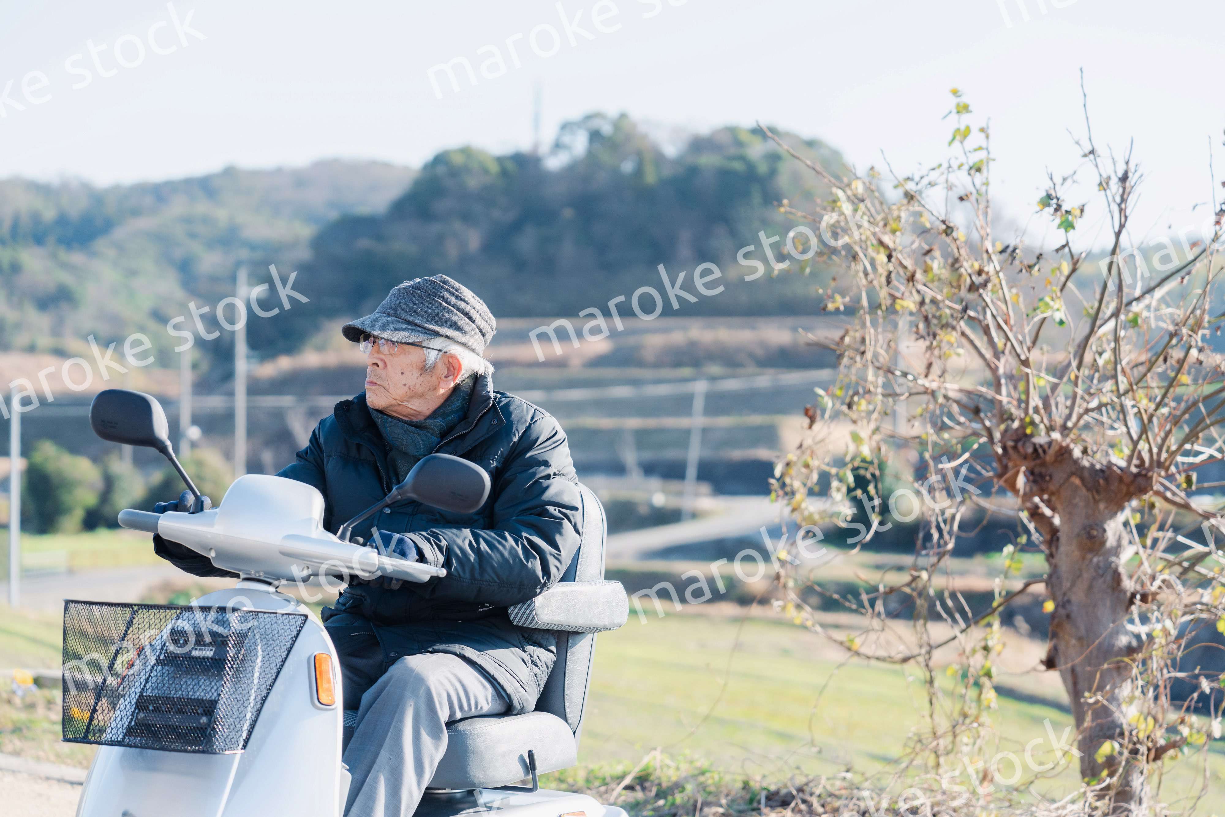 シニアカーを運転する高齢の男性