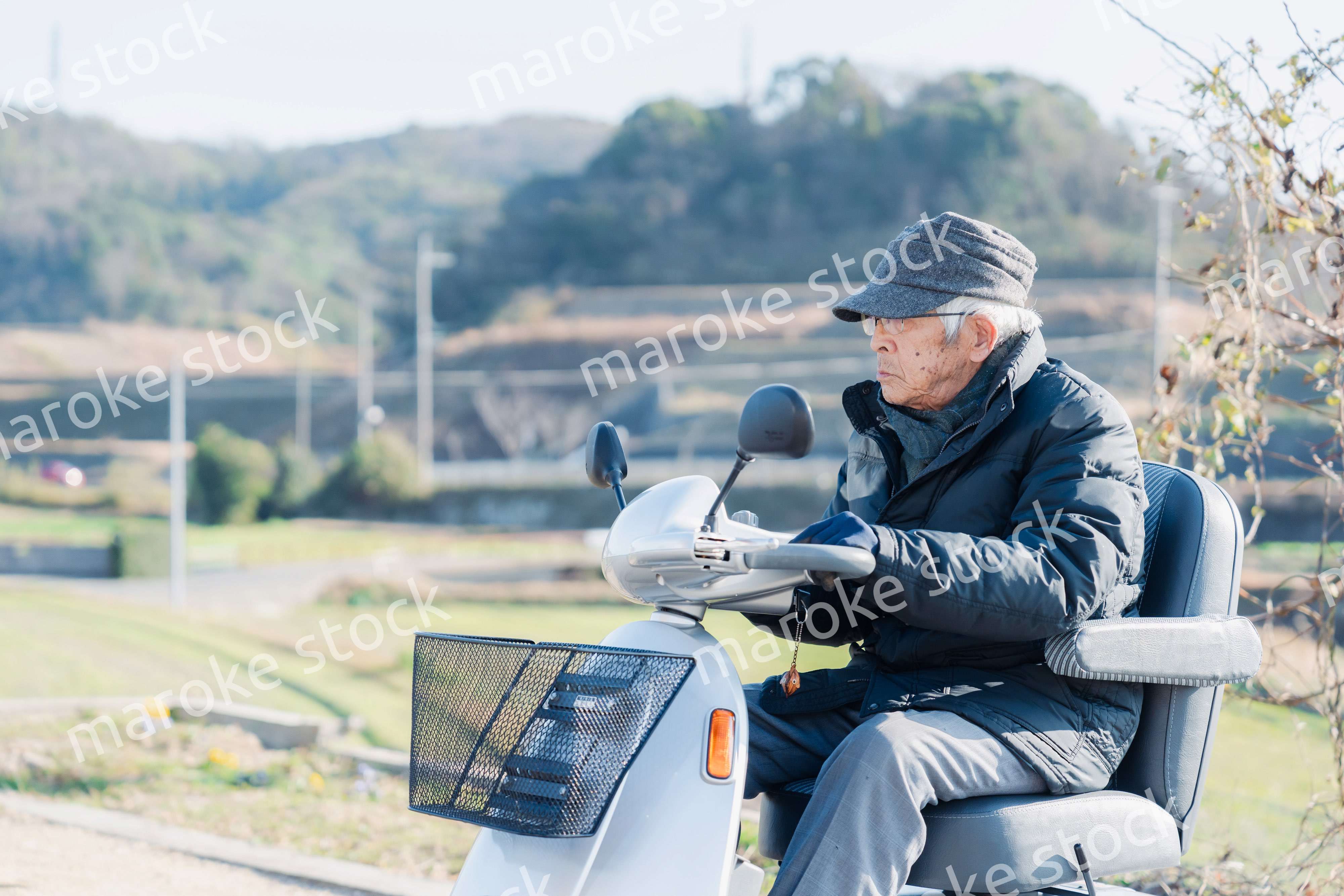 シニアカーを運転する高齢の男性