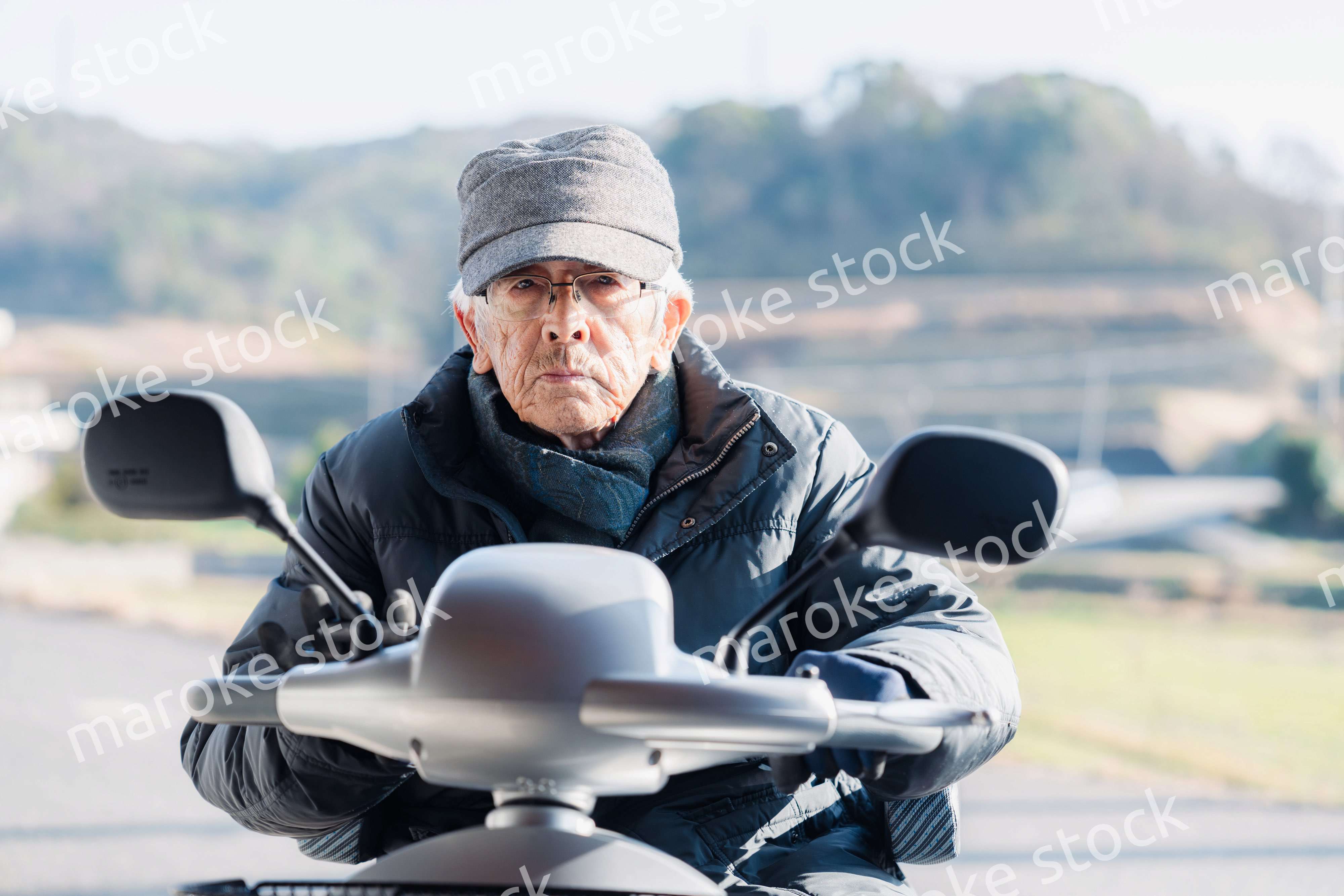 シニアカーを運転する高齢の男性