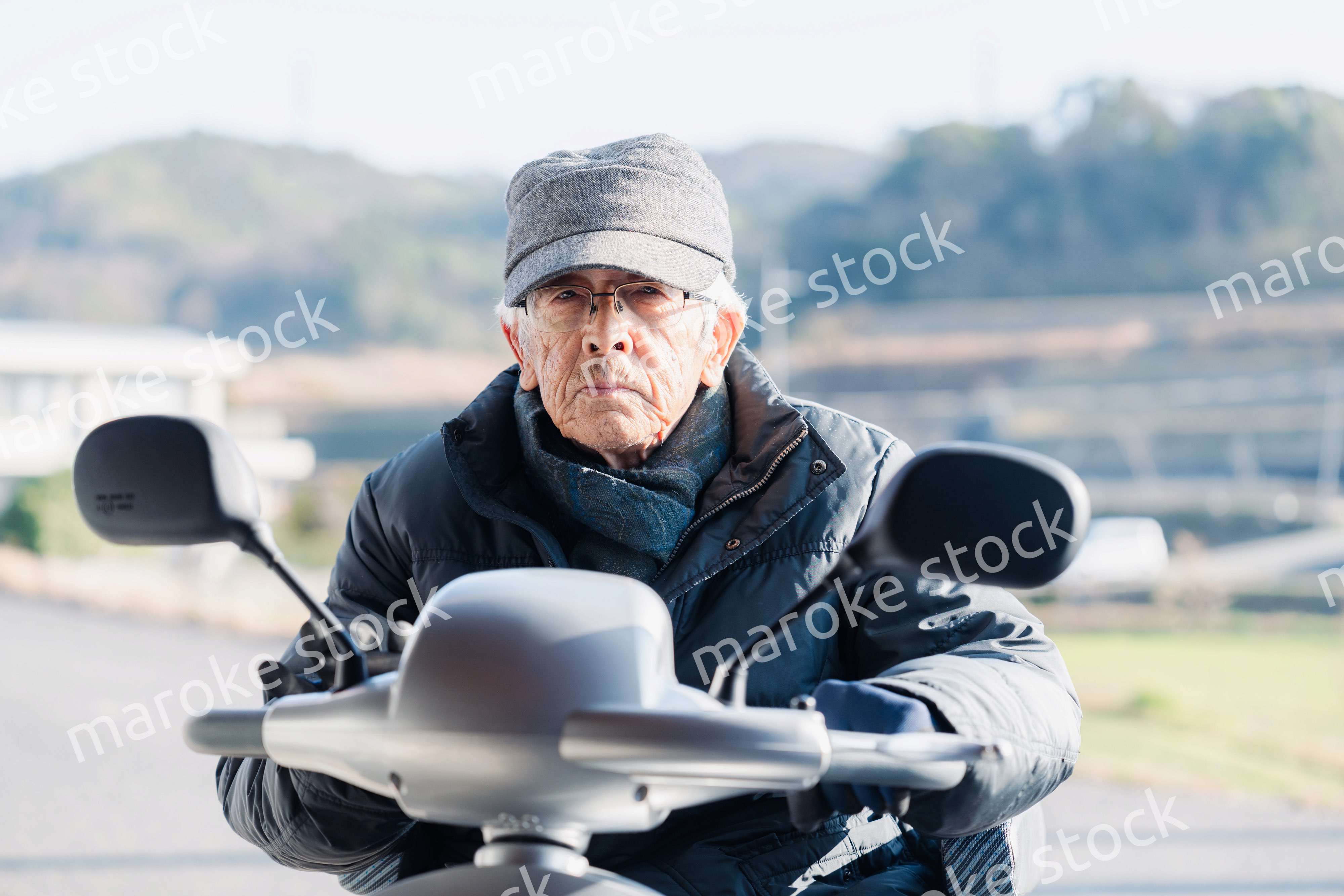 シニアカーを運転する高齢の男性