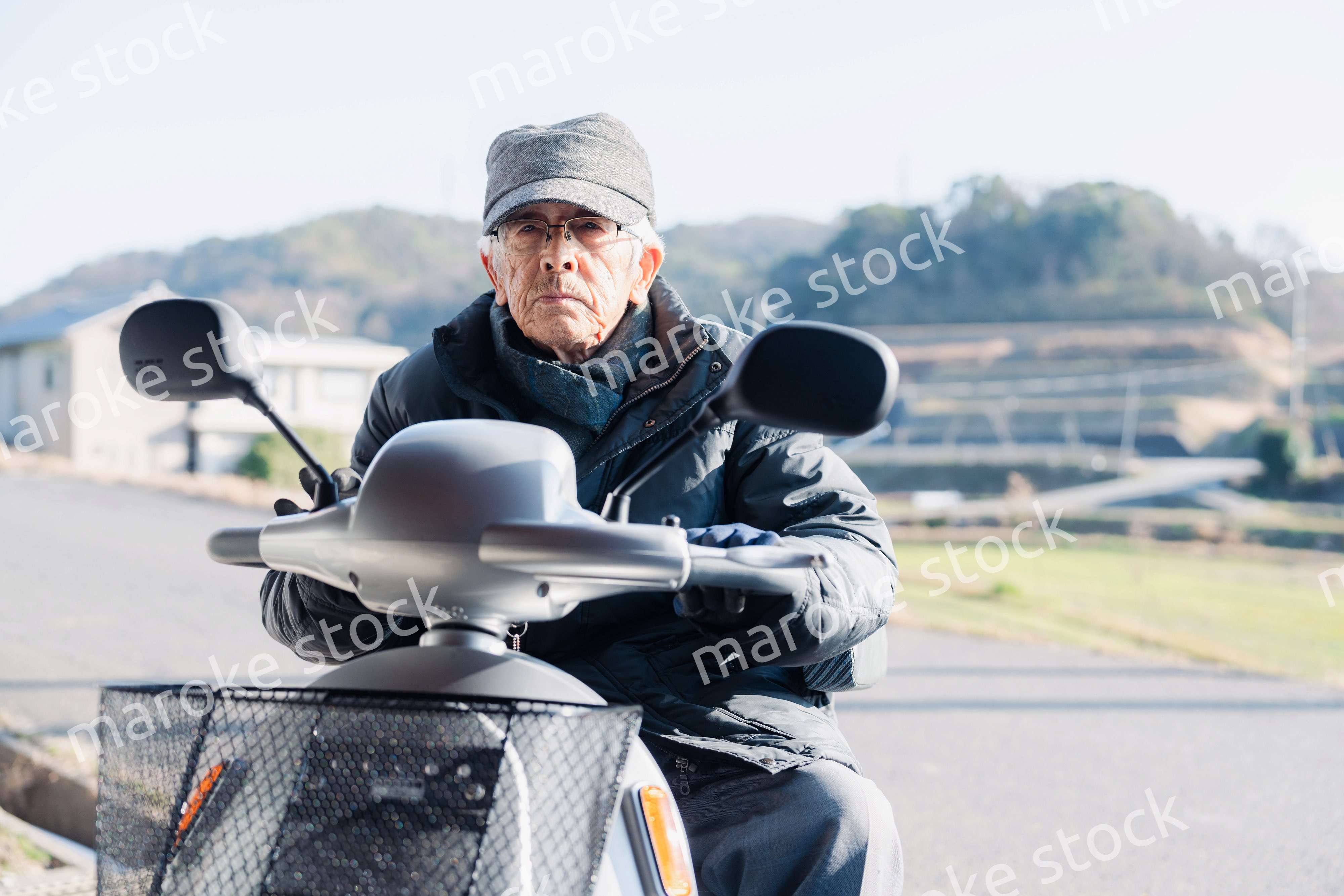 シニアカーを運転する高齢の男性