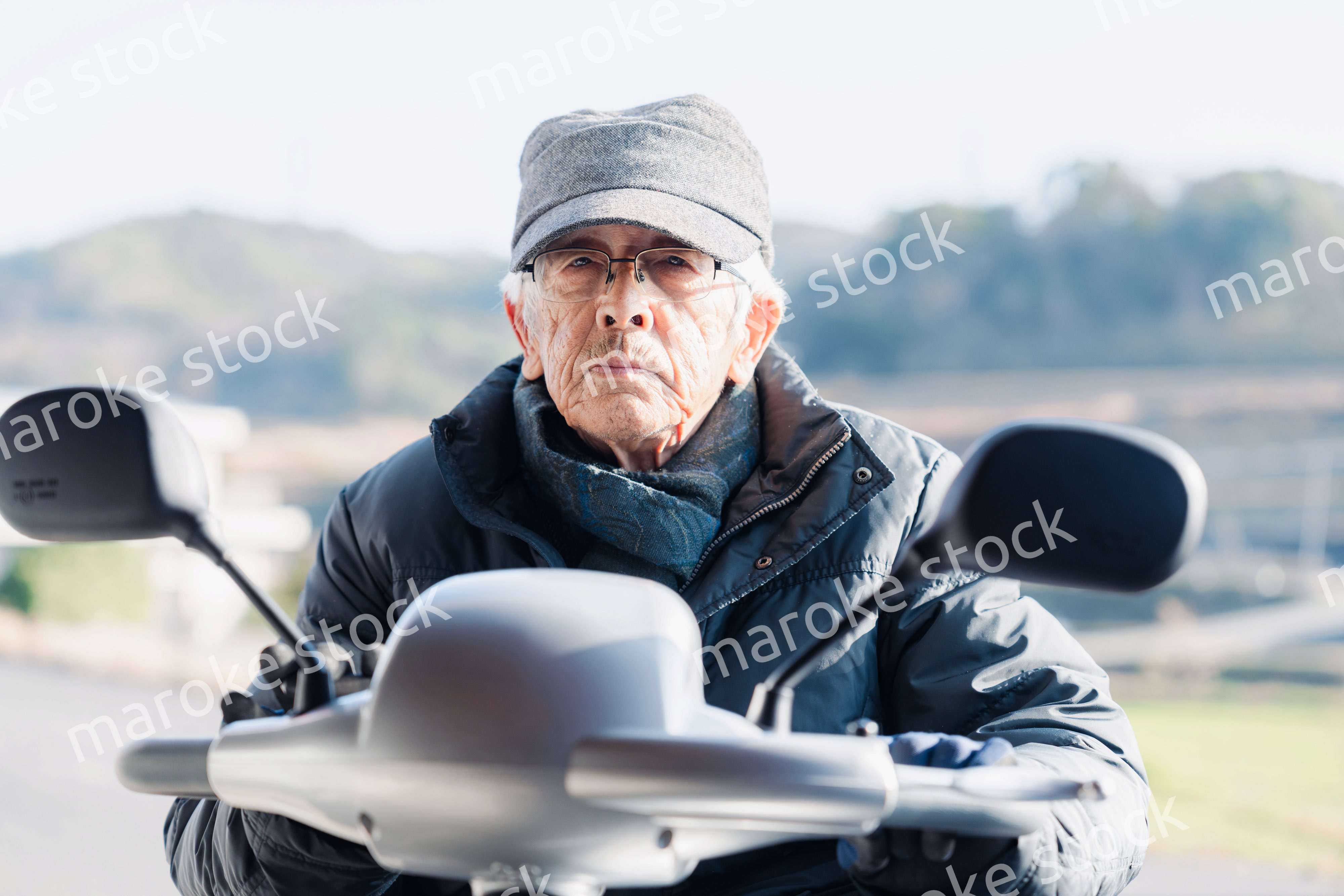 シニアカーを運転する高齢の男性