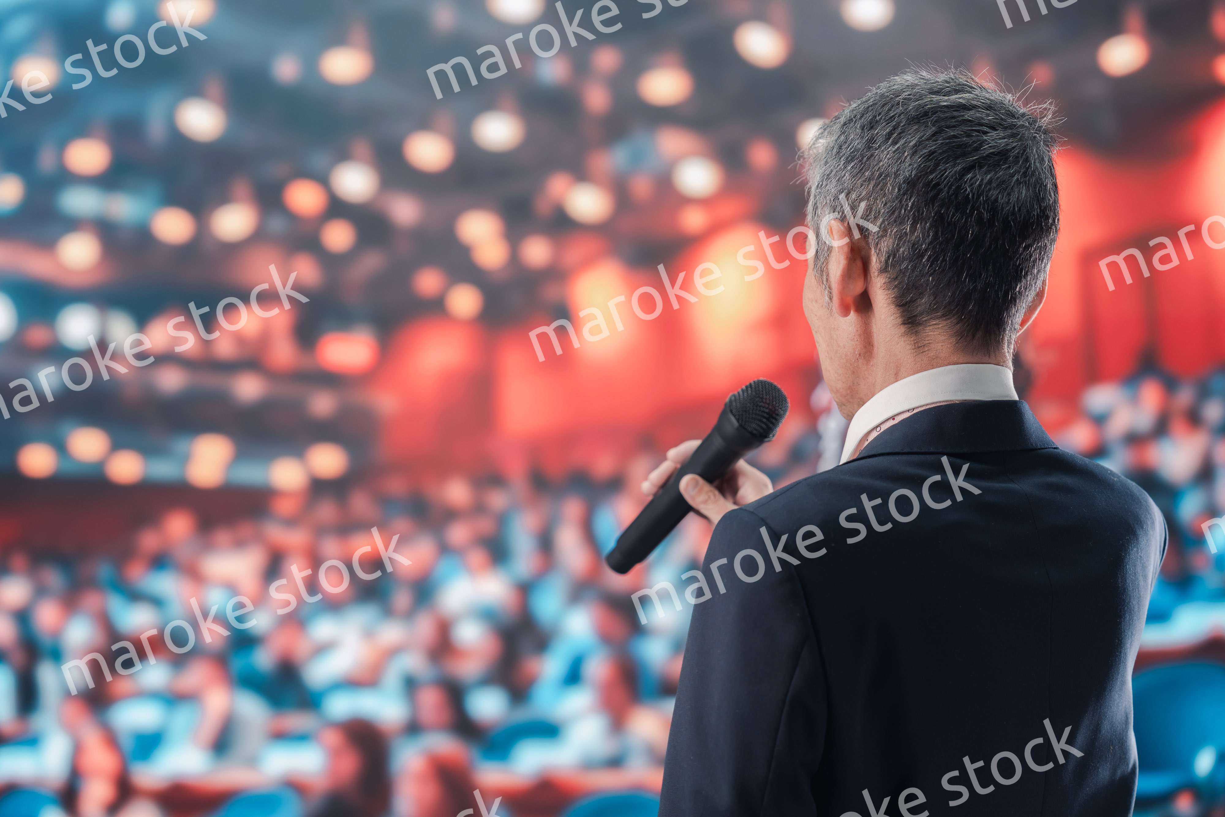 大勢の聴衆の前で話す男性