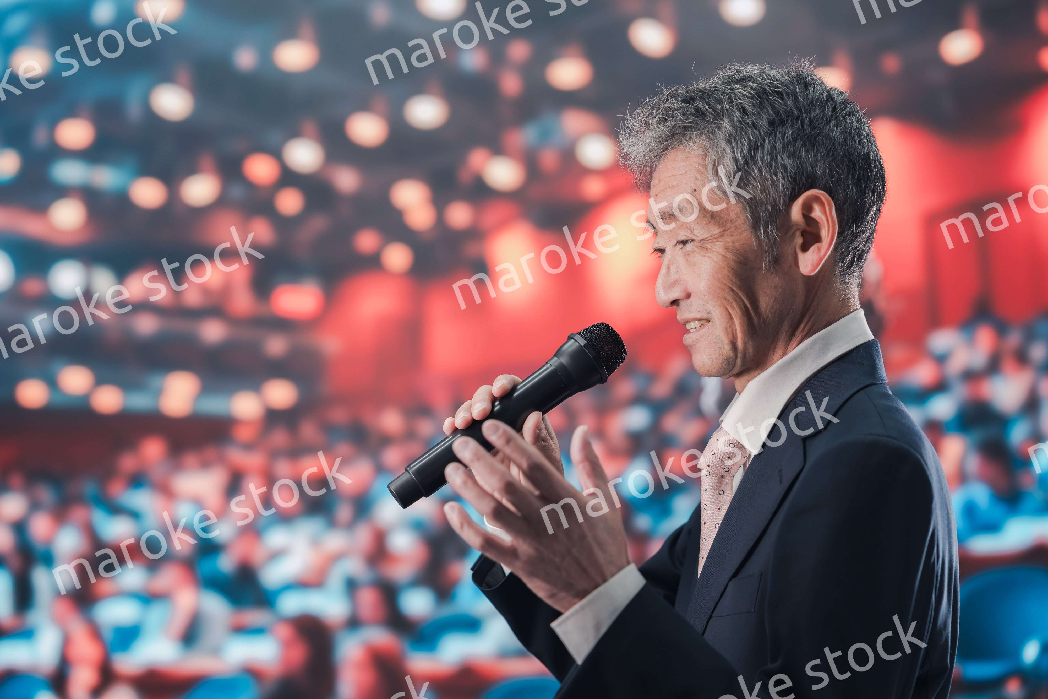 大勢の聴衆の前で話す男性