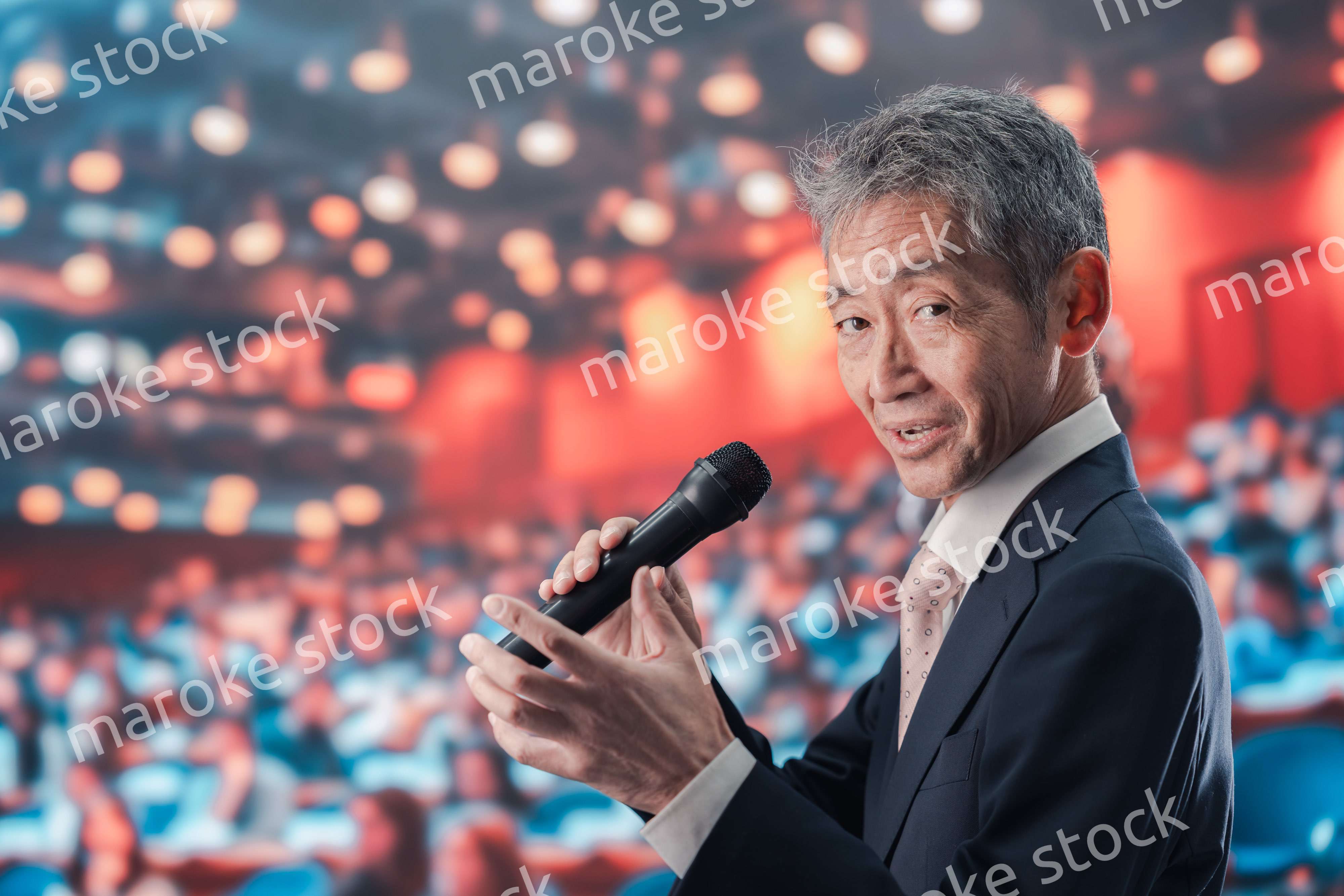 大勢の聴衆の前で話す男性