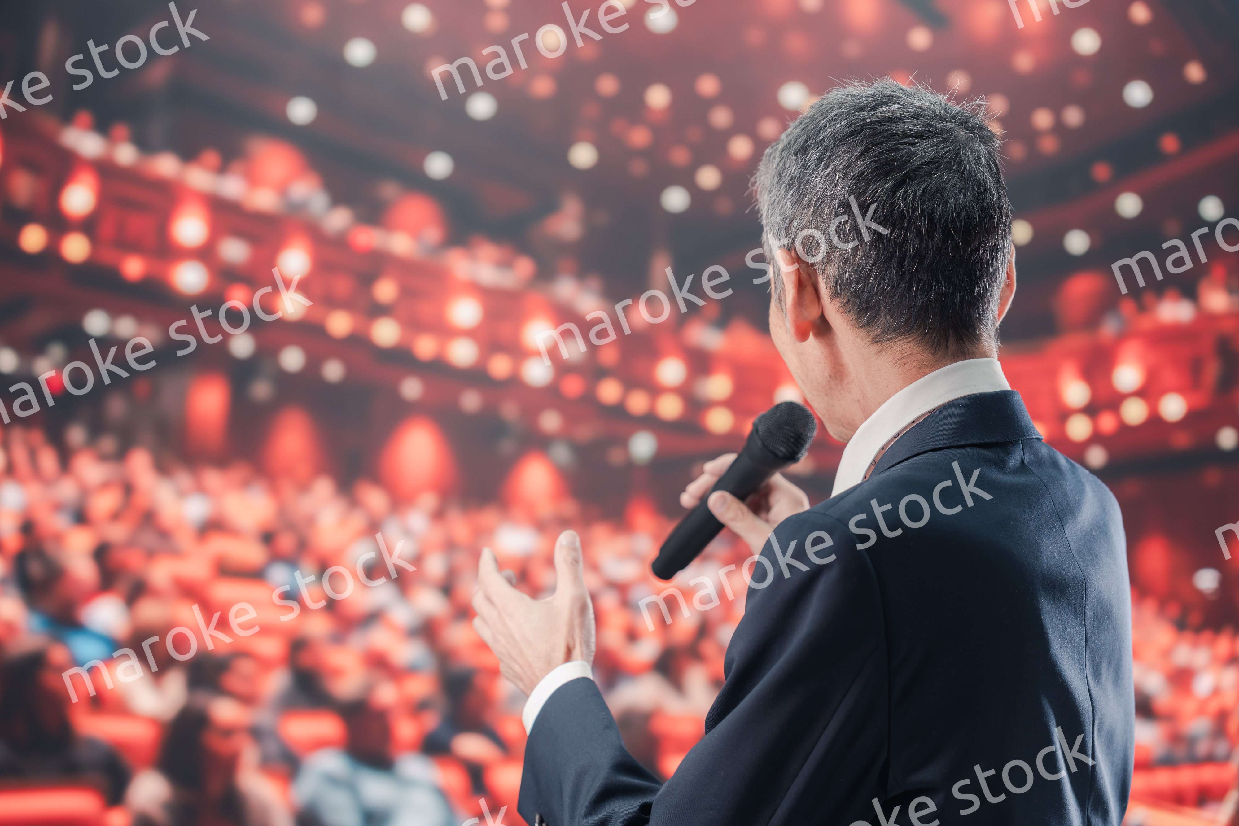 大勢の聴衆の前で話す男性