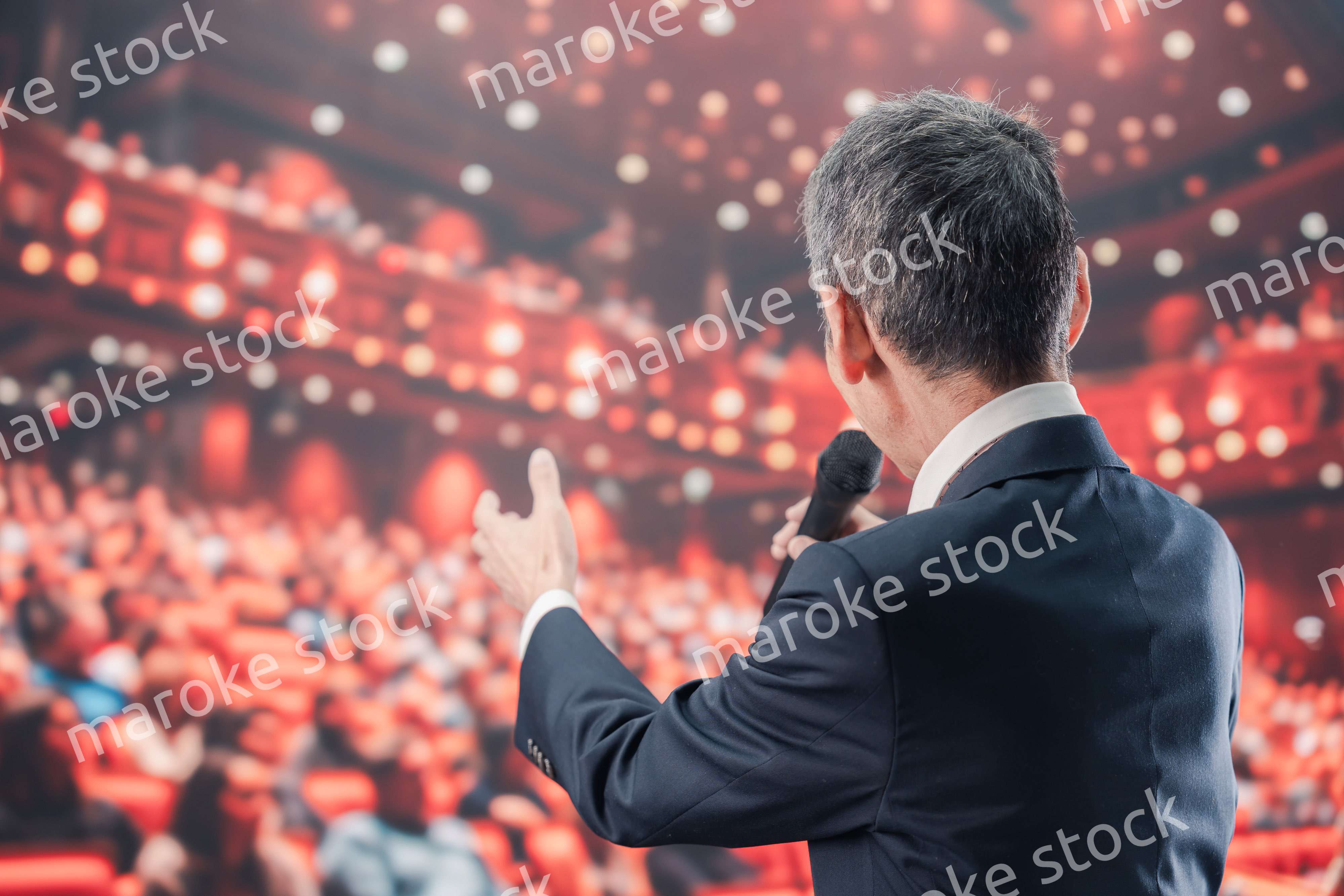 大勢の聴衆の前で話す男性