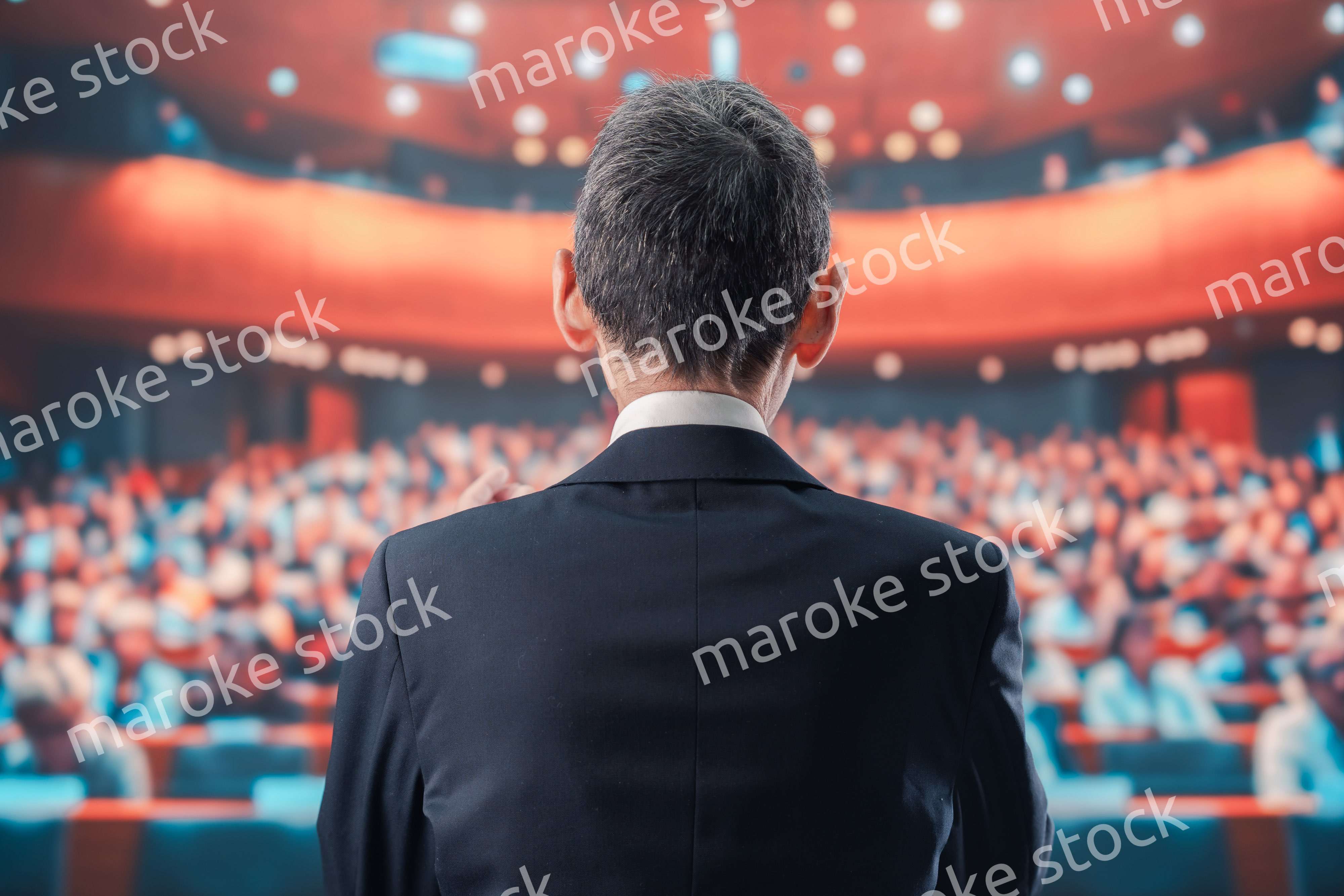 大勢の聴衆の前で話す男性