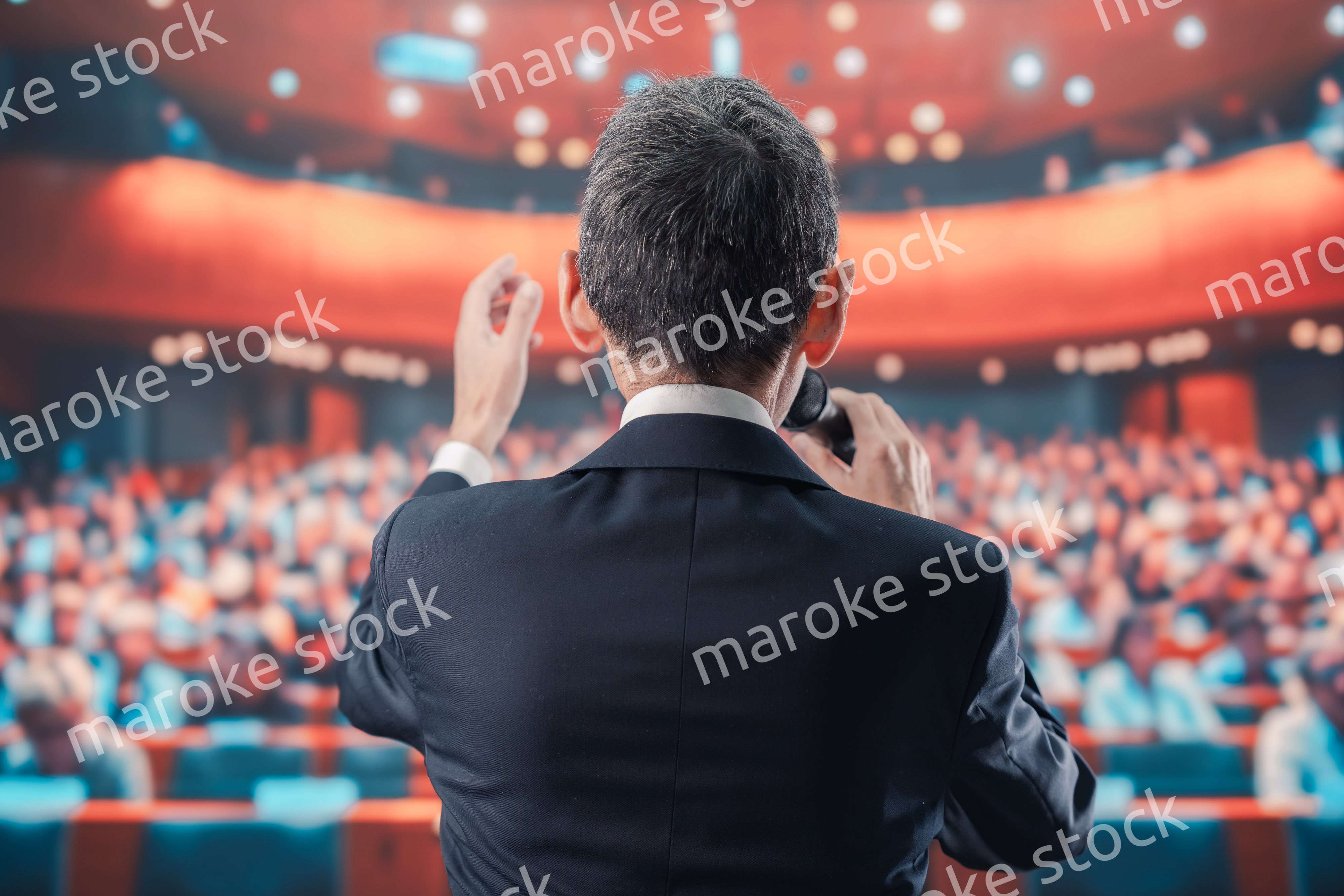 大勢の聴衆の前で話す男性