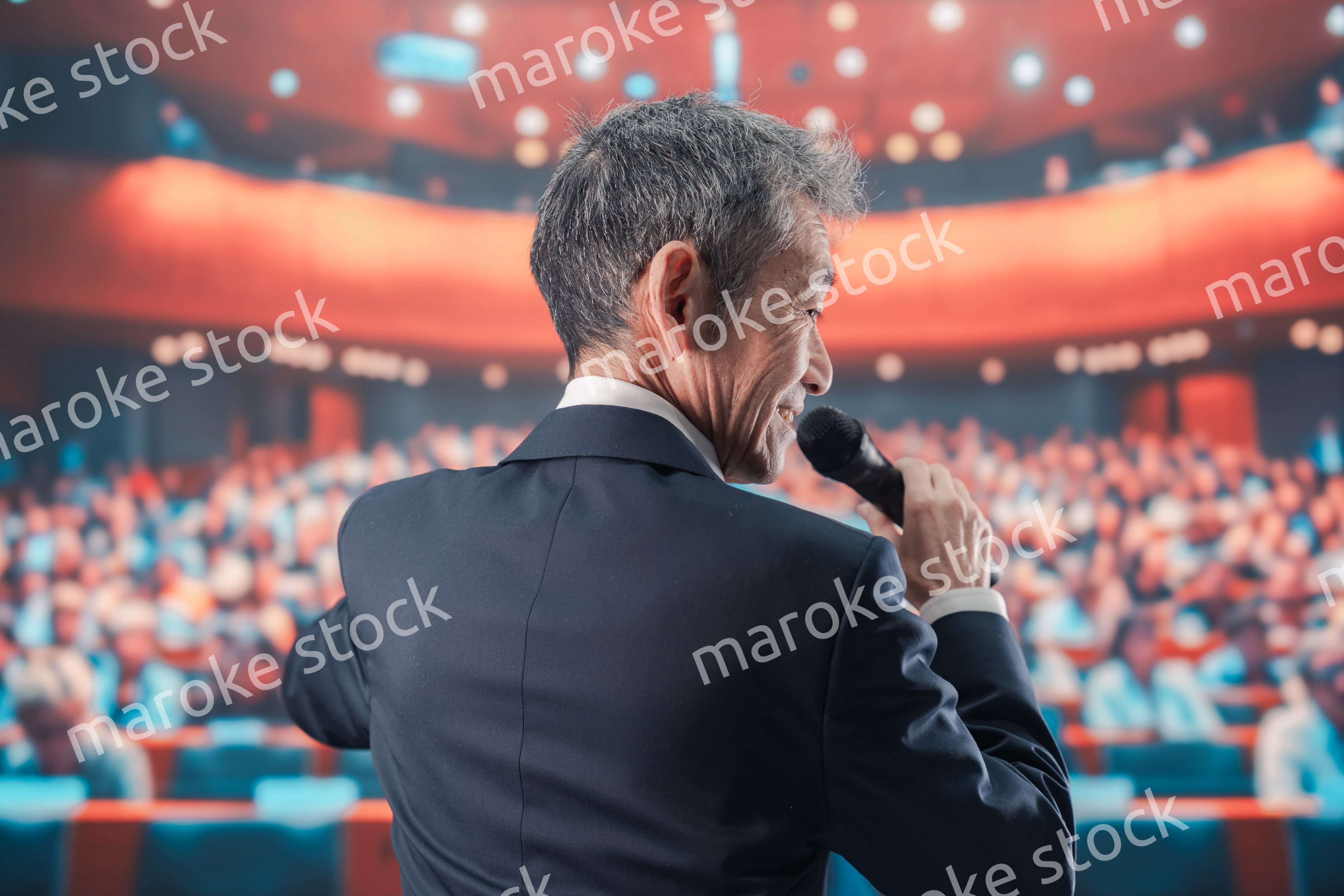 大勢の聴衆の前で話す男性