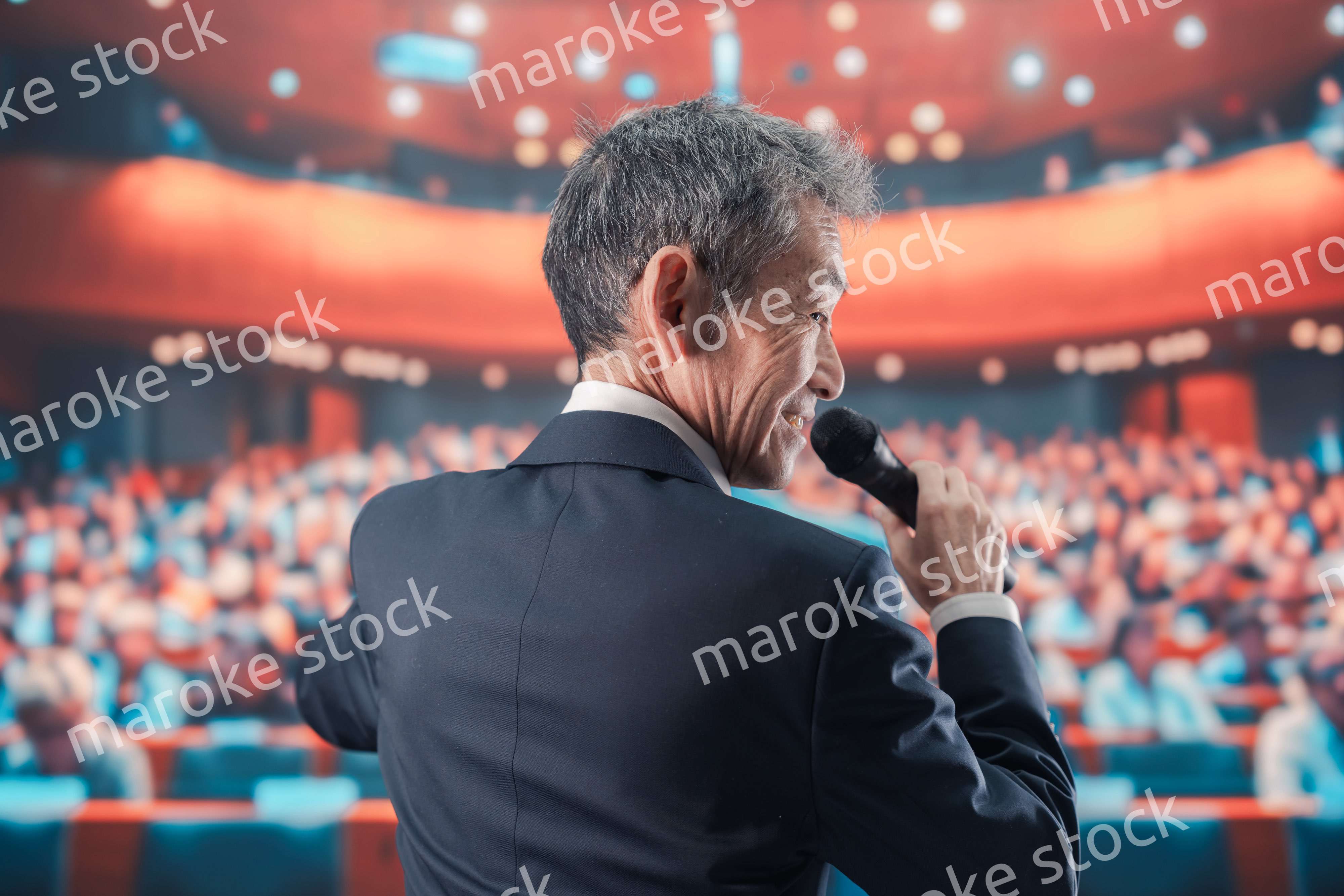 大勢の聴衆の前で話す男性