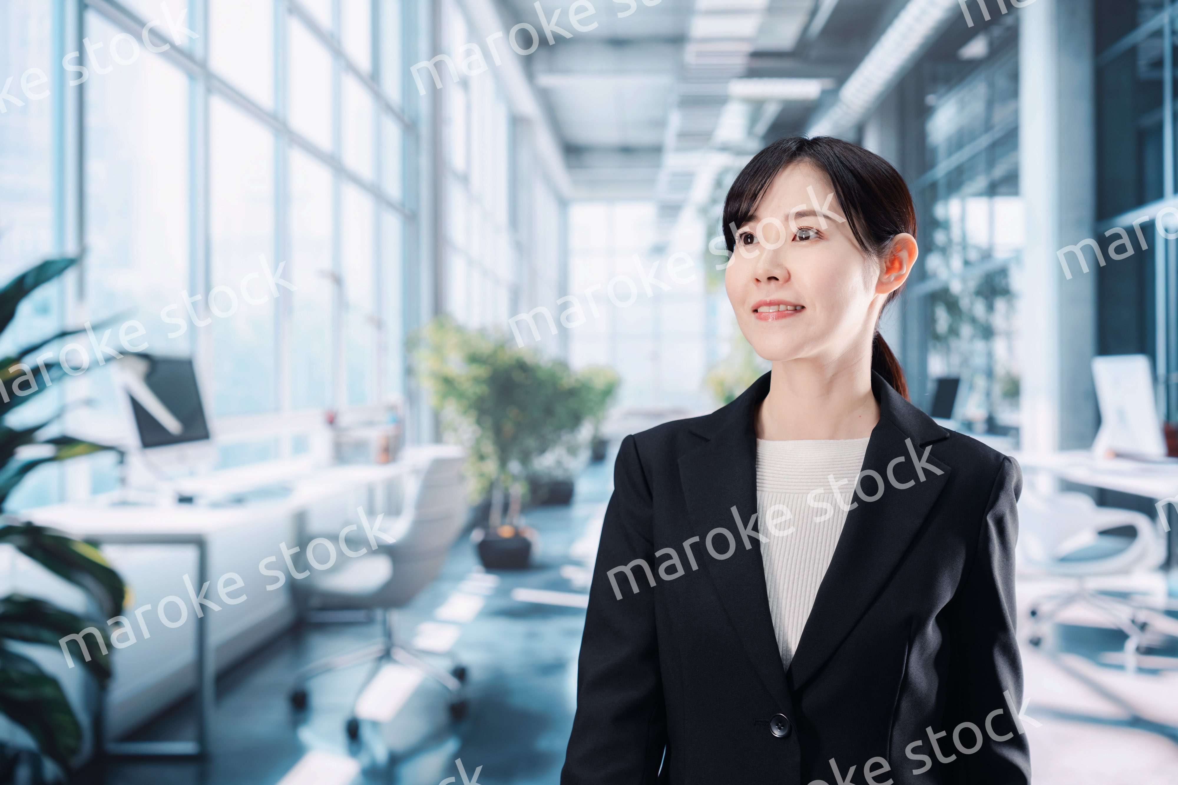 オフィスでバリバリ働くキャリアウーマン