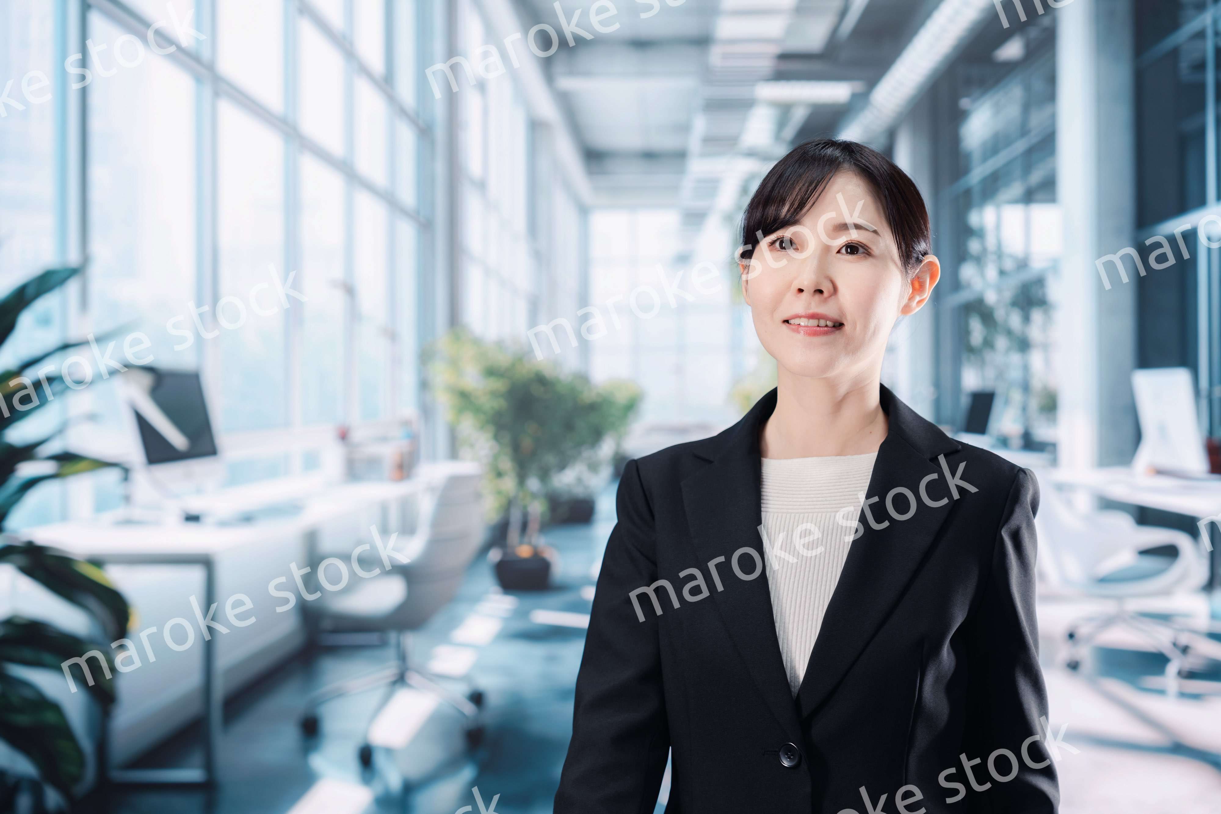 オフィスでバリバリ働くキャリアウーマン