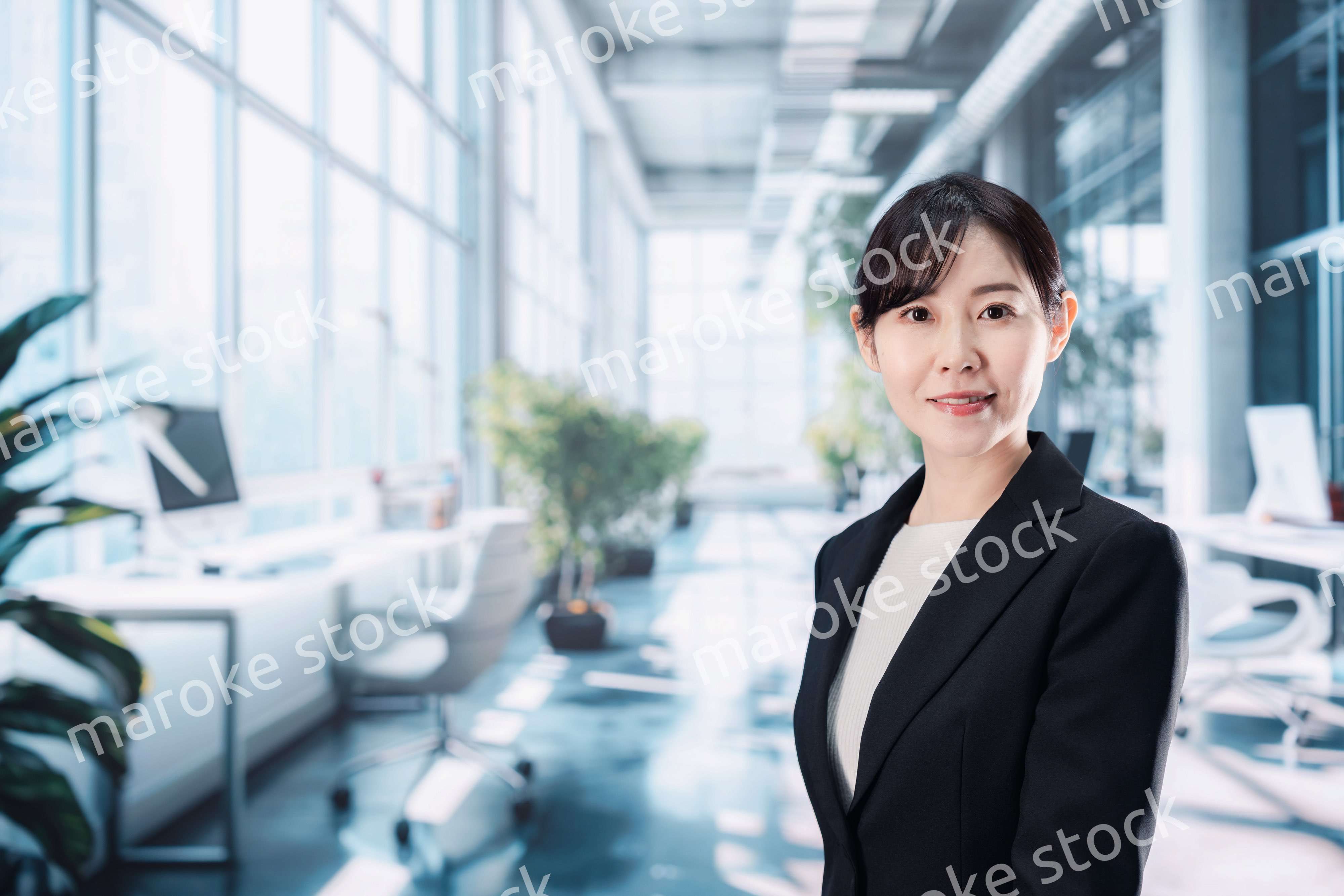 オフィスでバリバリ働くキャリアウーマン